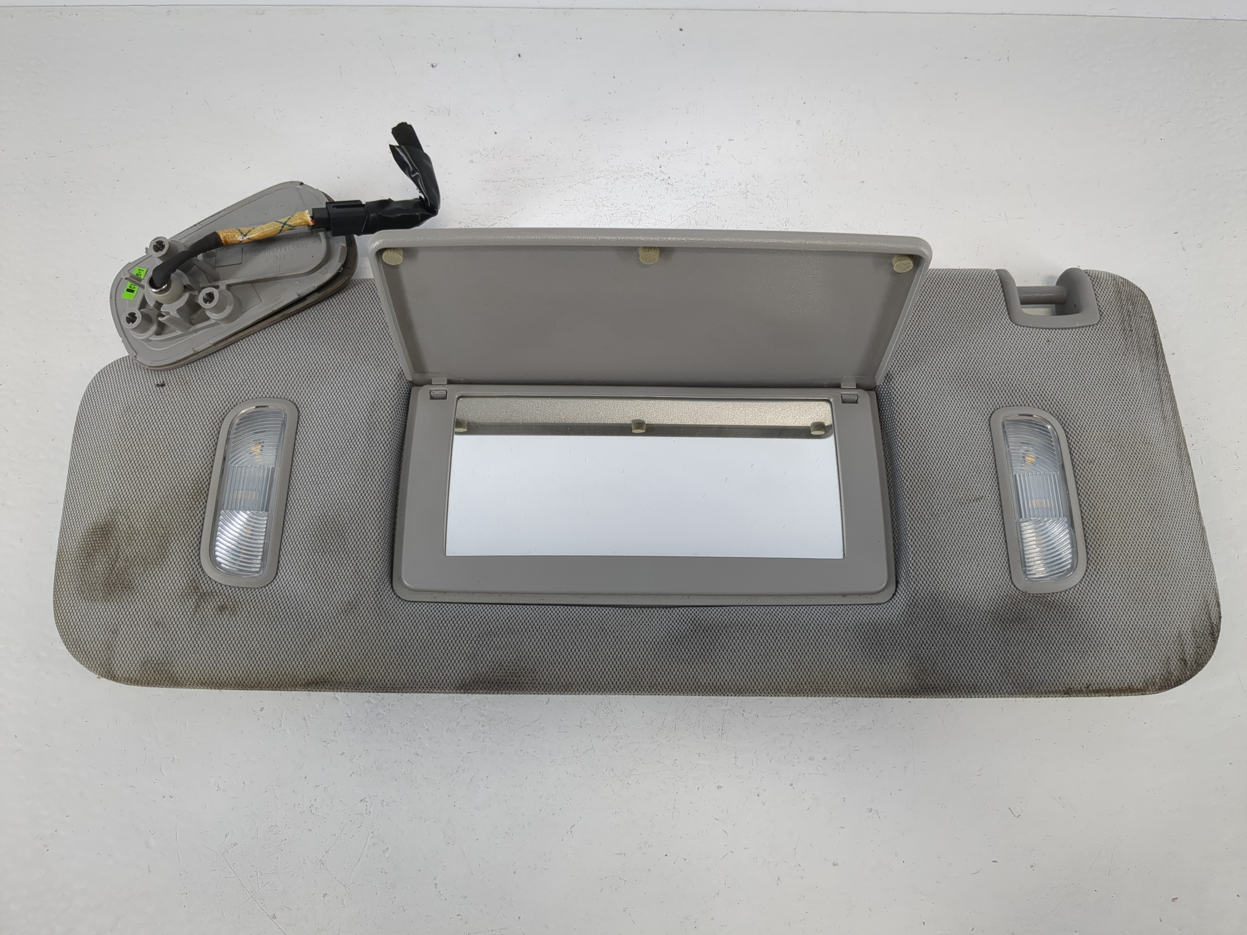 2014-2019 Chevrolet Silverado 1500 Driver Sun Visor Mirror Left Sunvisor 1095141 - Oemusedautoparts1.com