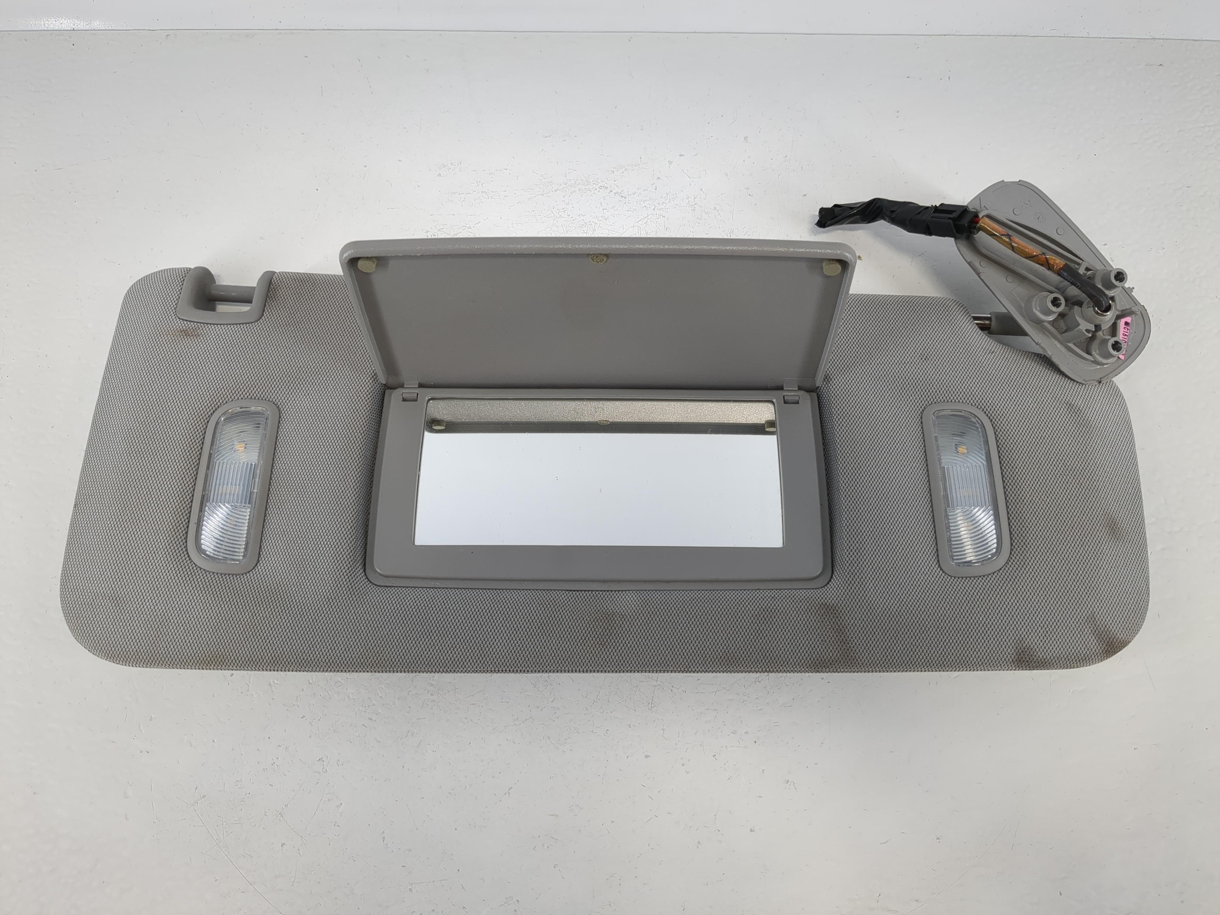 2014 Chevrolet Silverado 1500 Passenger Sun Visor Mirror Right Sunvisor 1095157 - Oemusedautoparts1.com