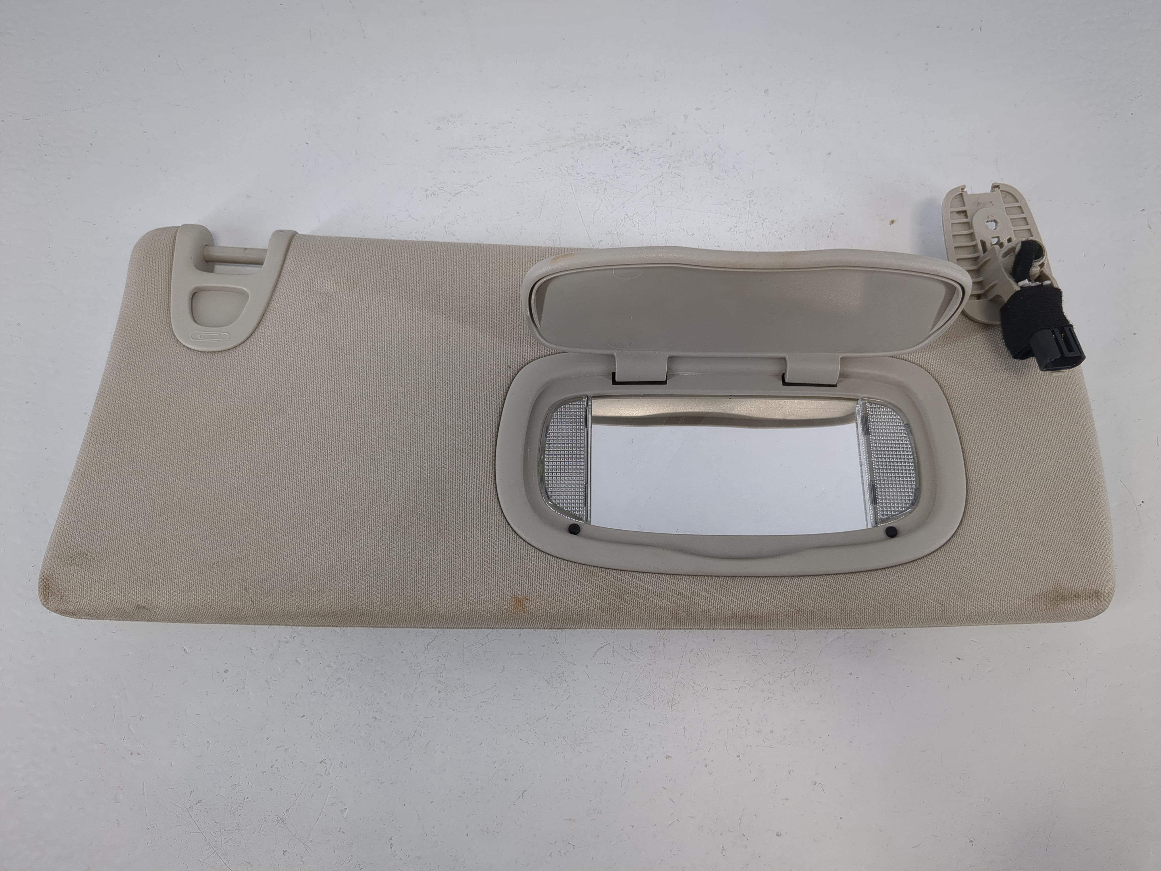 2014-2018 Jeep Cherokee Passenger Sun Visor Mirror Right Sunvisor 1095163 - Oemusedautoparts1.com