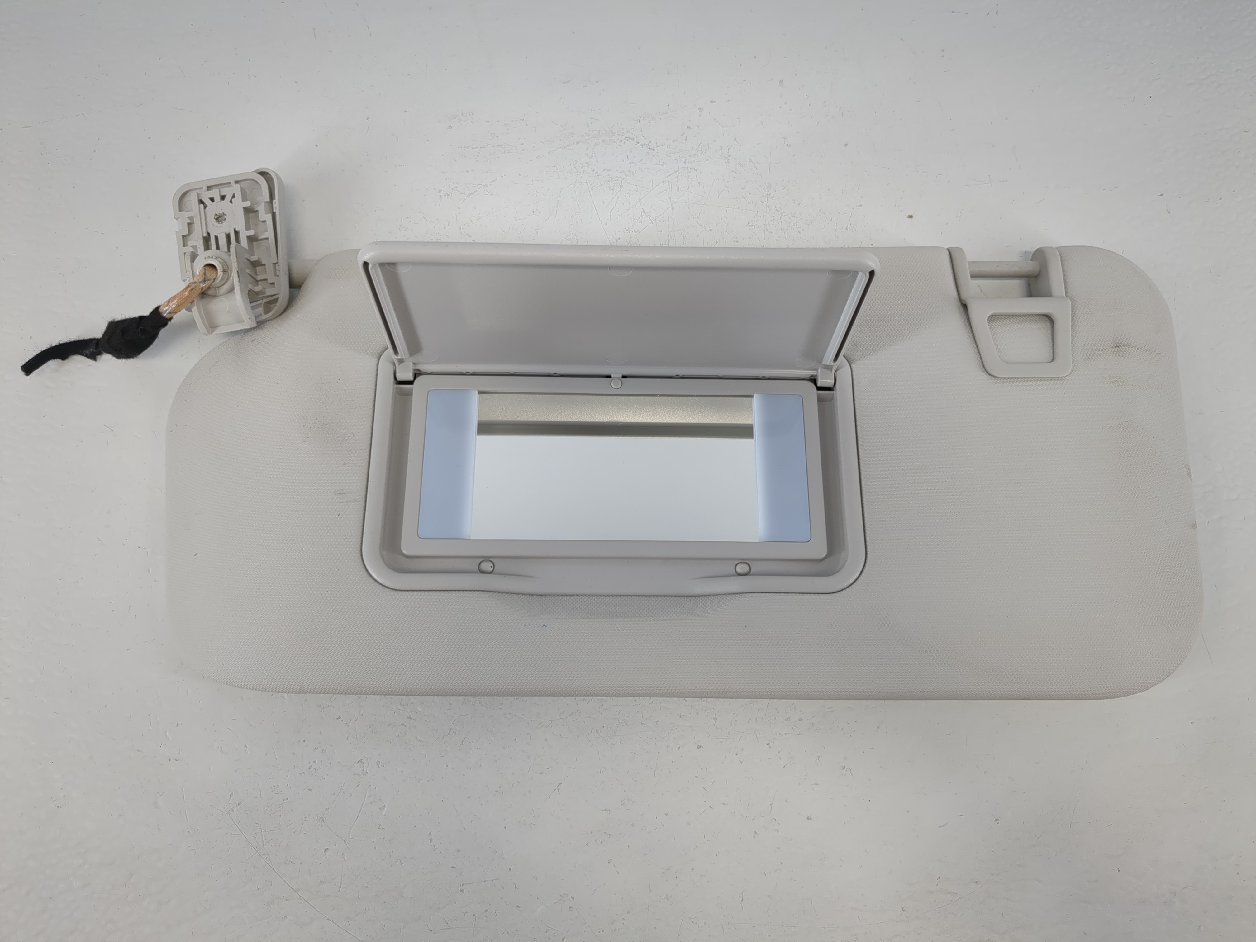 2021-2022 Ford Escape Driver Sun Visor Mirror Left Sunvisor Pale Grey 1095164 - Oemusedautoparts1.com