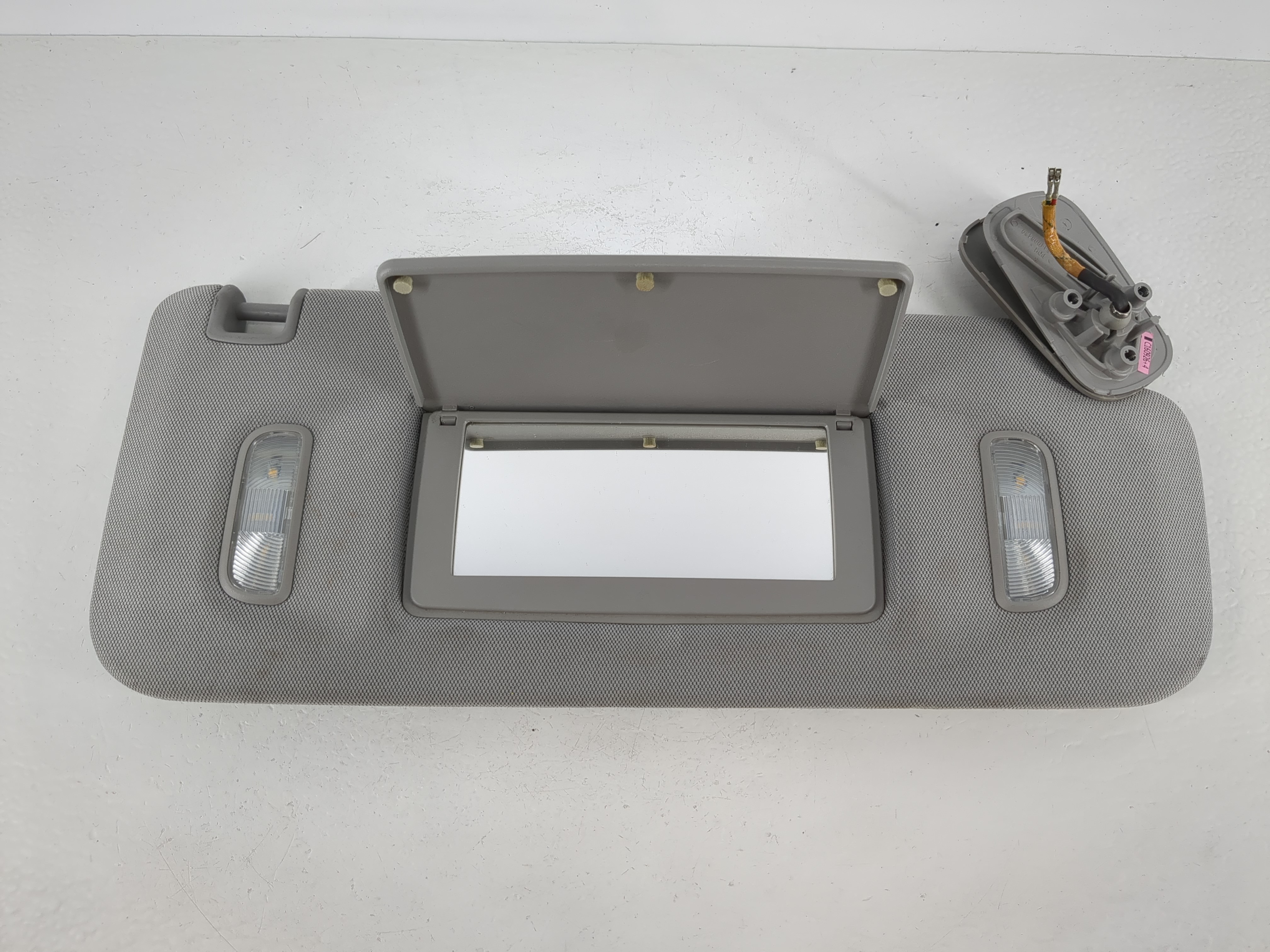 2014 Chevrolet Silverado 1500 Passenger Sun Visor Mirror Right Sunvisor 1095201 - Oemusedautoparts1.com