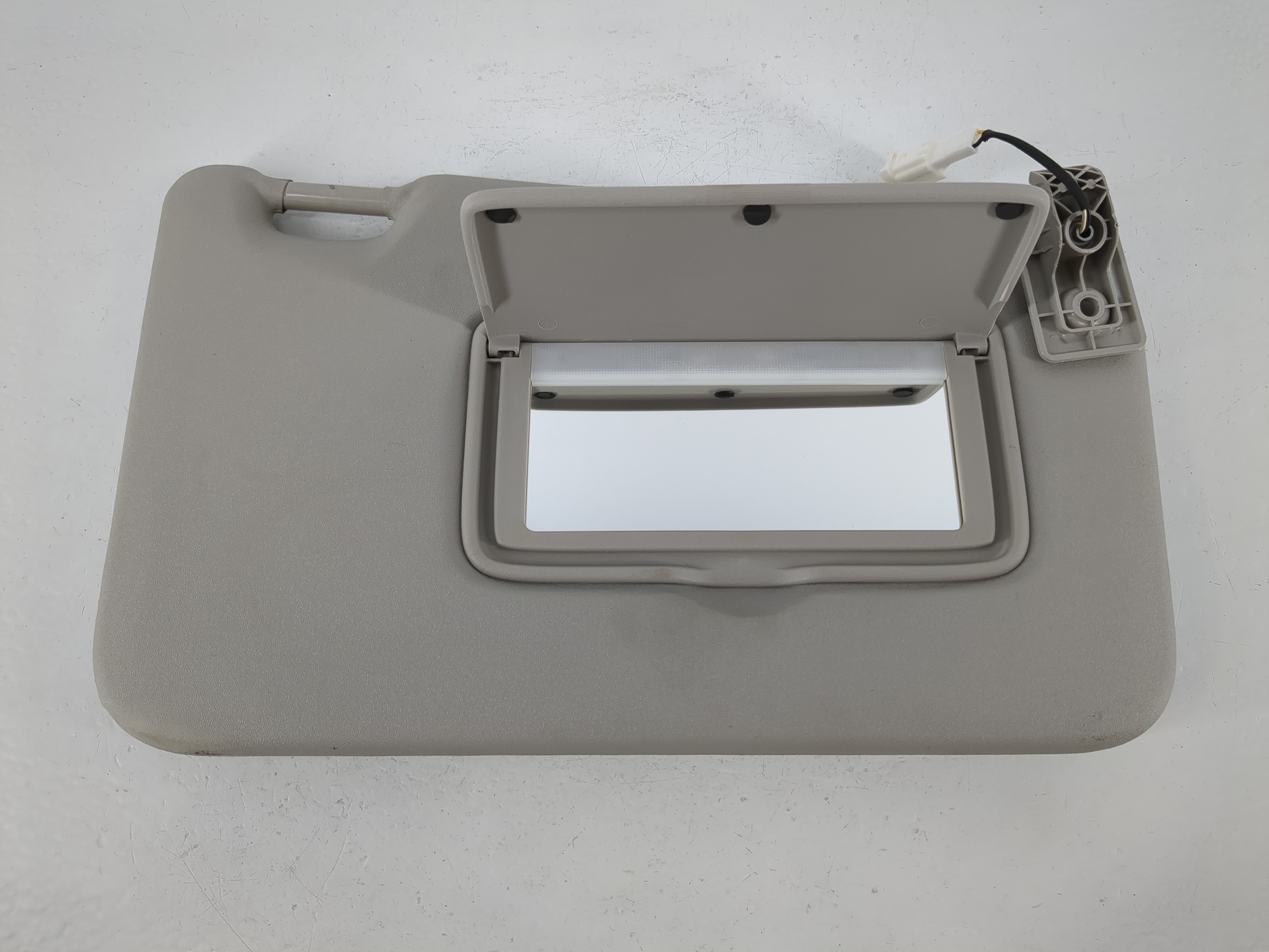 2018-2021 Nissan Kicks Passenger Sun Visor Mirror Right Sunvisor Grey 1095264 - Oemusedautoparts1.com