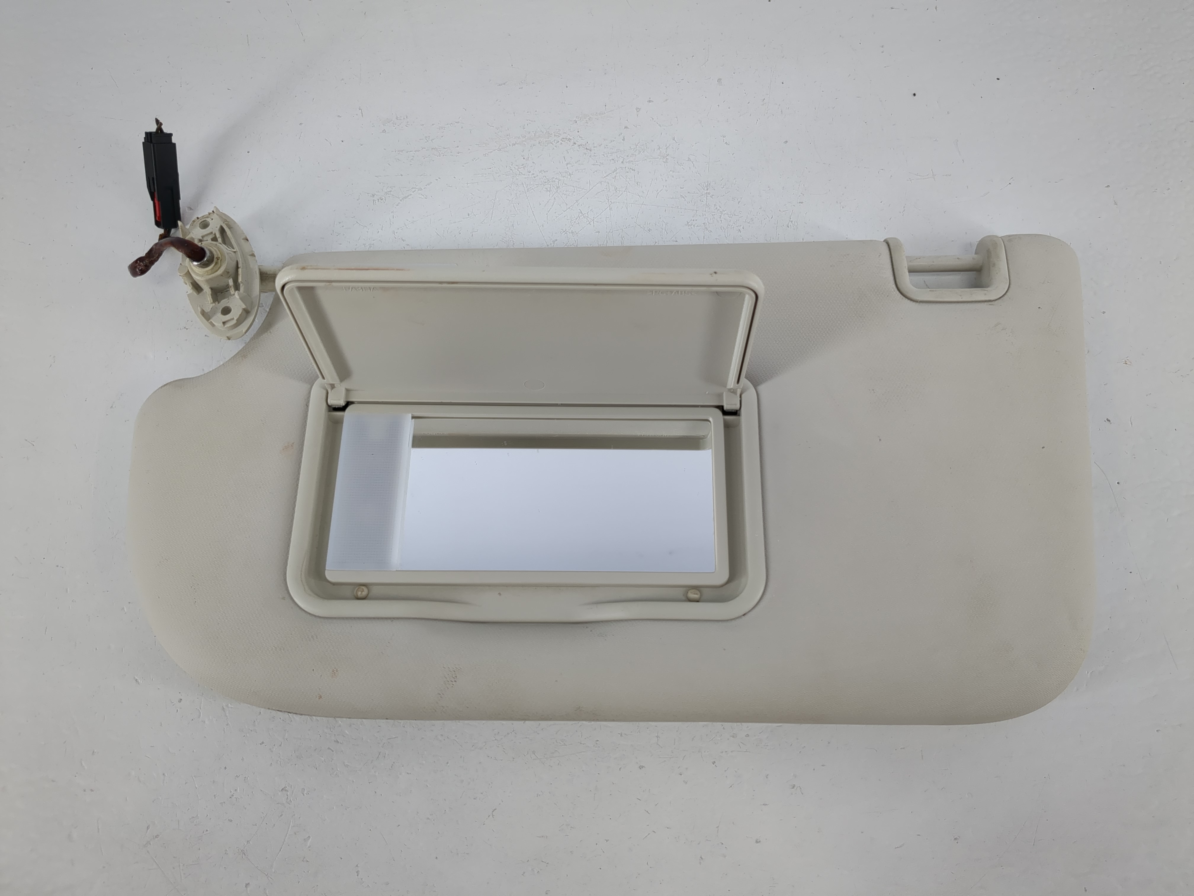 2013-2018 Ford Focus Driver Sun Visor Mirror Left Sunvisor Ivory 1095301 - Oemusedautoparts1.com