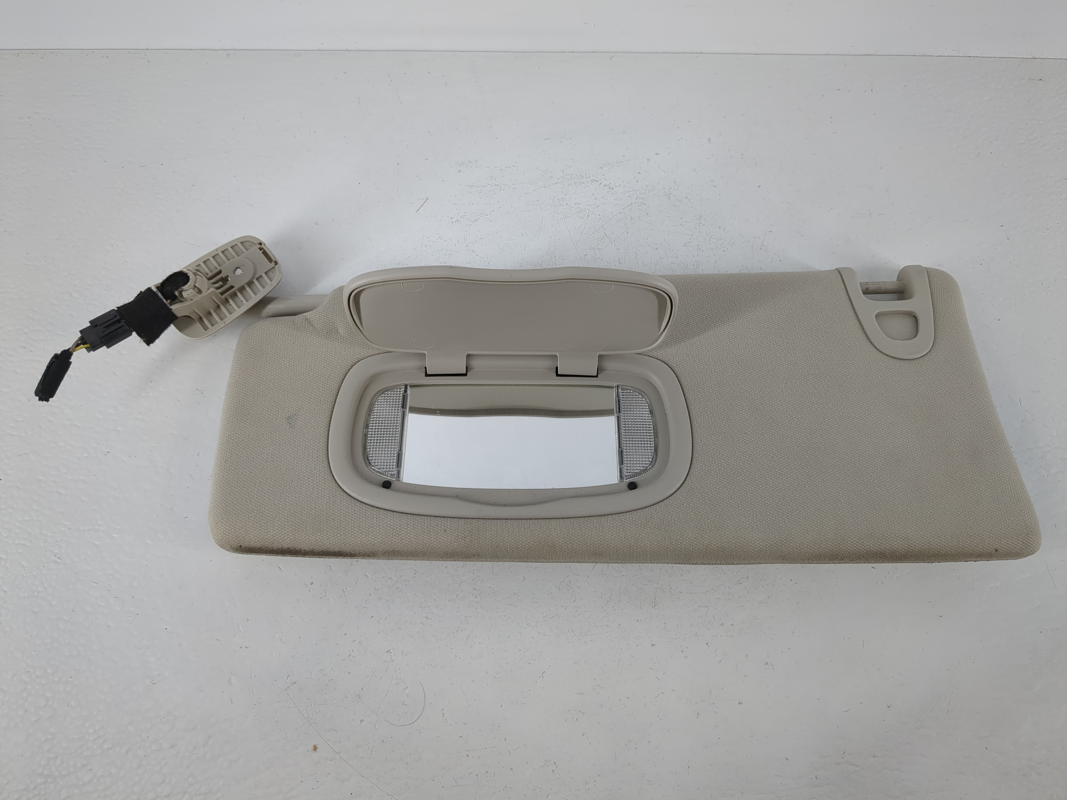 2014-2018 Jeep Cherokee Driver Sun Visor Mirror Left Sunvisor Light Grey 1095324 - Oemusedautoparts1.com