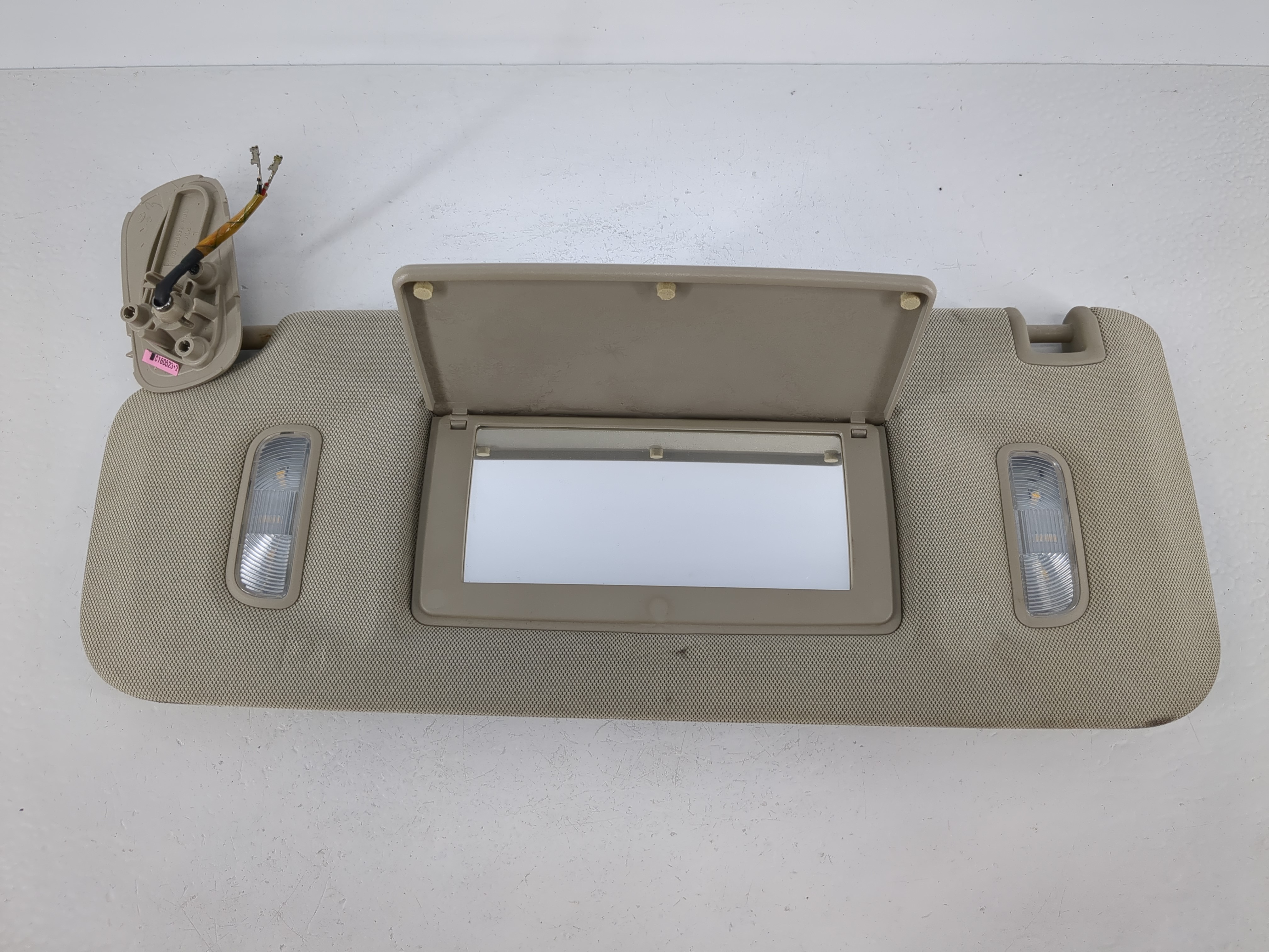 Picture of Gmc Yukon Xl 1500 Driver Sun Visor Mirror Left Sunvisor Light Beige 1095341