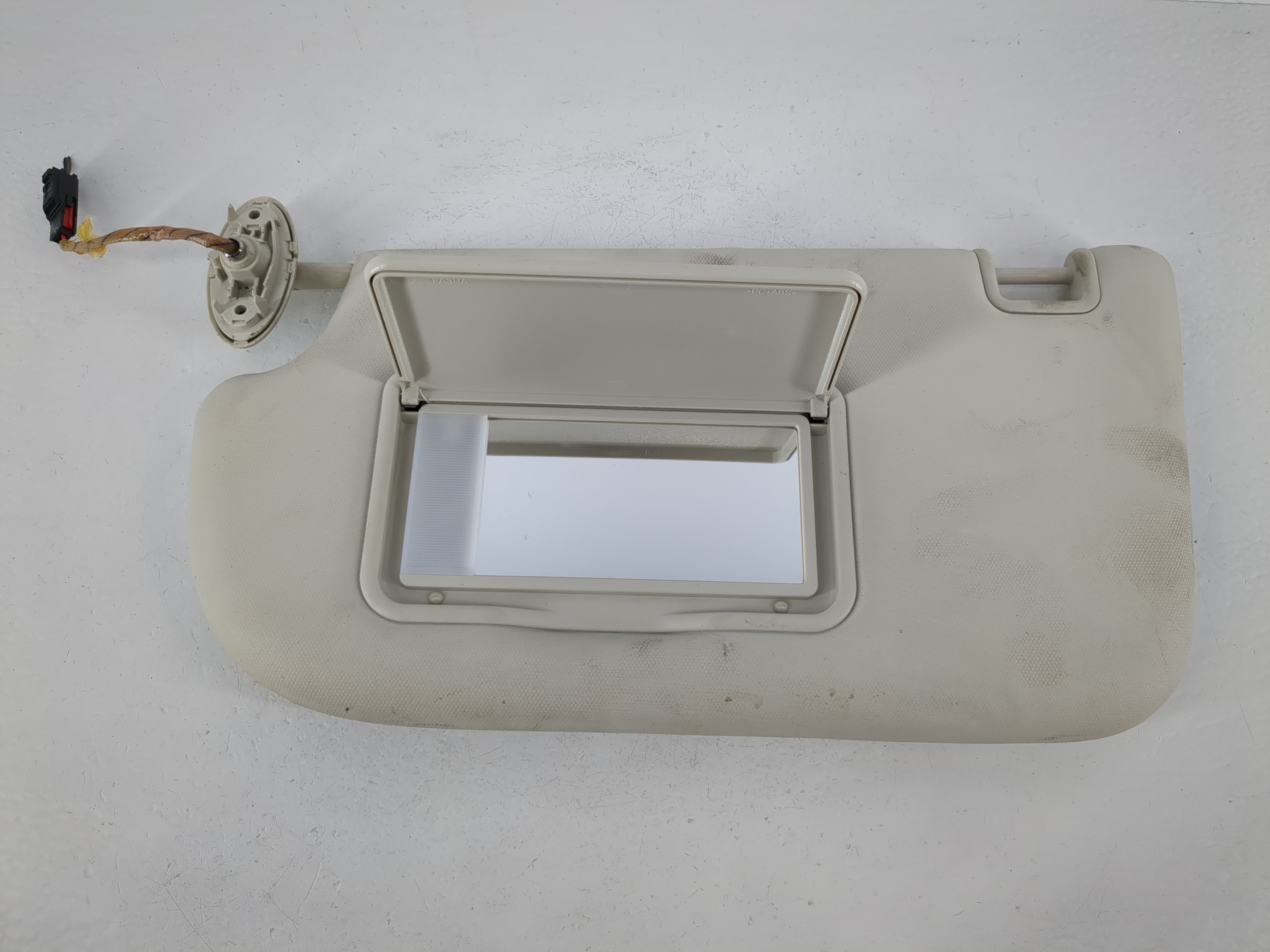 2013-2018 Ford Focus Driver Sun Visor Mirror Left Sunvisor Cream 1095351 - Oemusedautoparts1.com