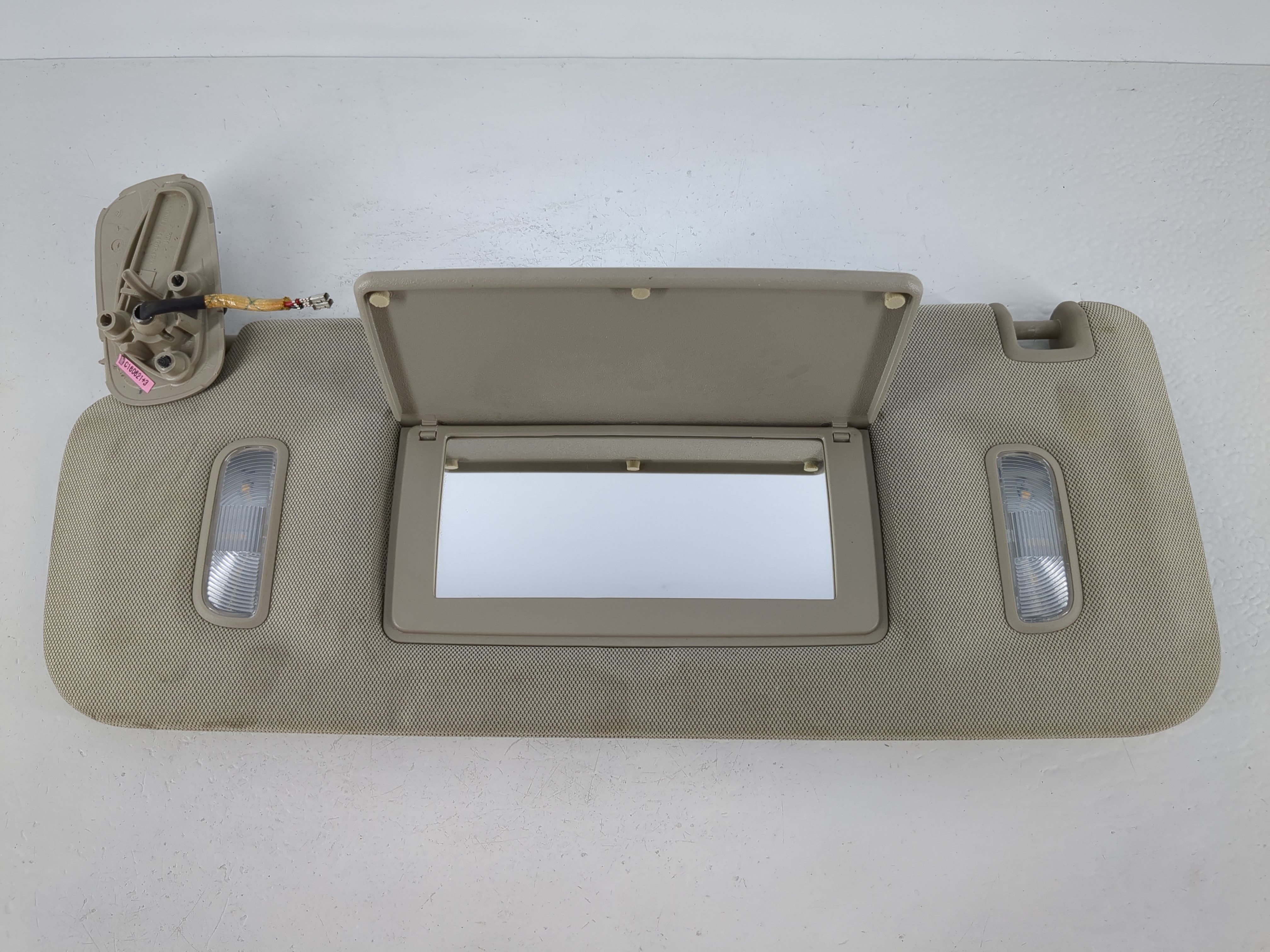 Chevrolet Suburban 1500 Driver Sun Visor Mirror Left Sunvisor Light Tan 1095359 - Oemusedautoparts1.com