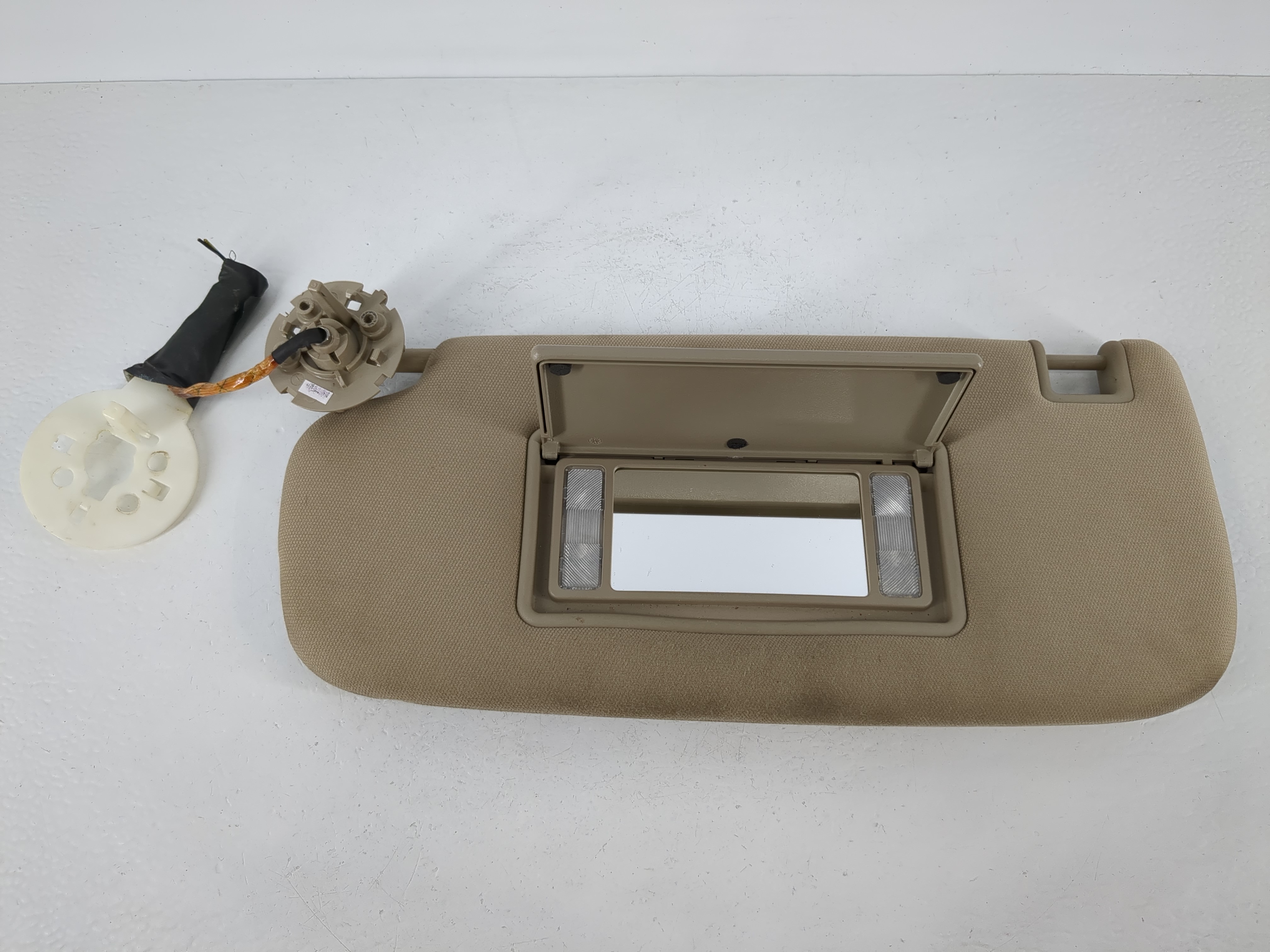 2011-2013 Jeep Grand Cherokee Driver Sun Visor Mirror Left Sunvisor Tan 1095360 - Oemusedautoparts1.com