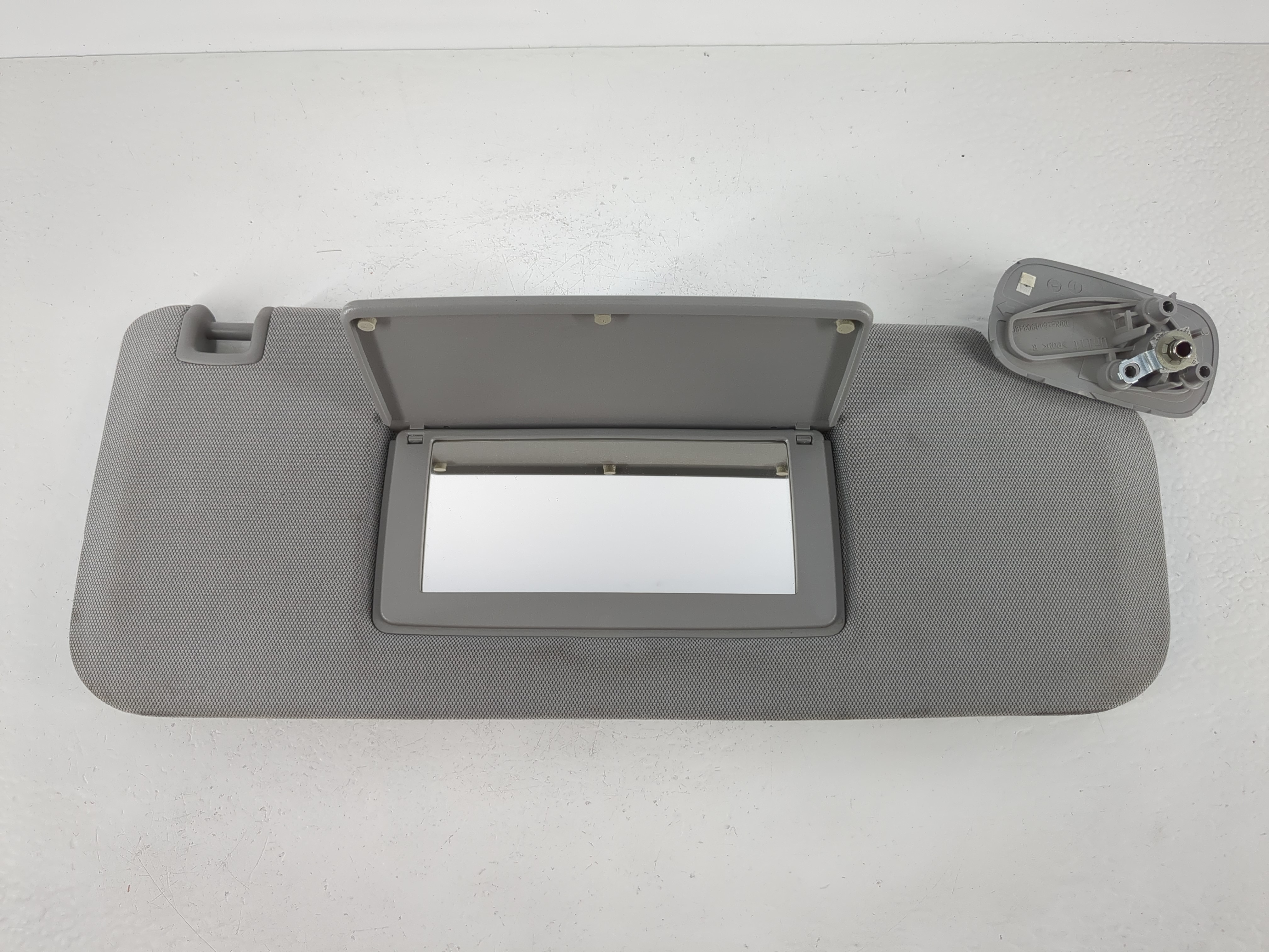 2014 Chevrolet Silverado 1500 Passenger Sun Visor Mirror Right Sunvisor 1095373 - Oemusedautoparts1.com