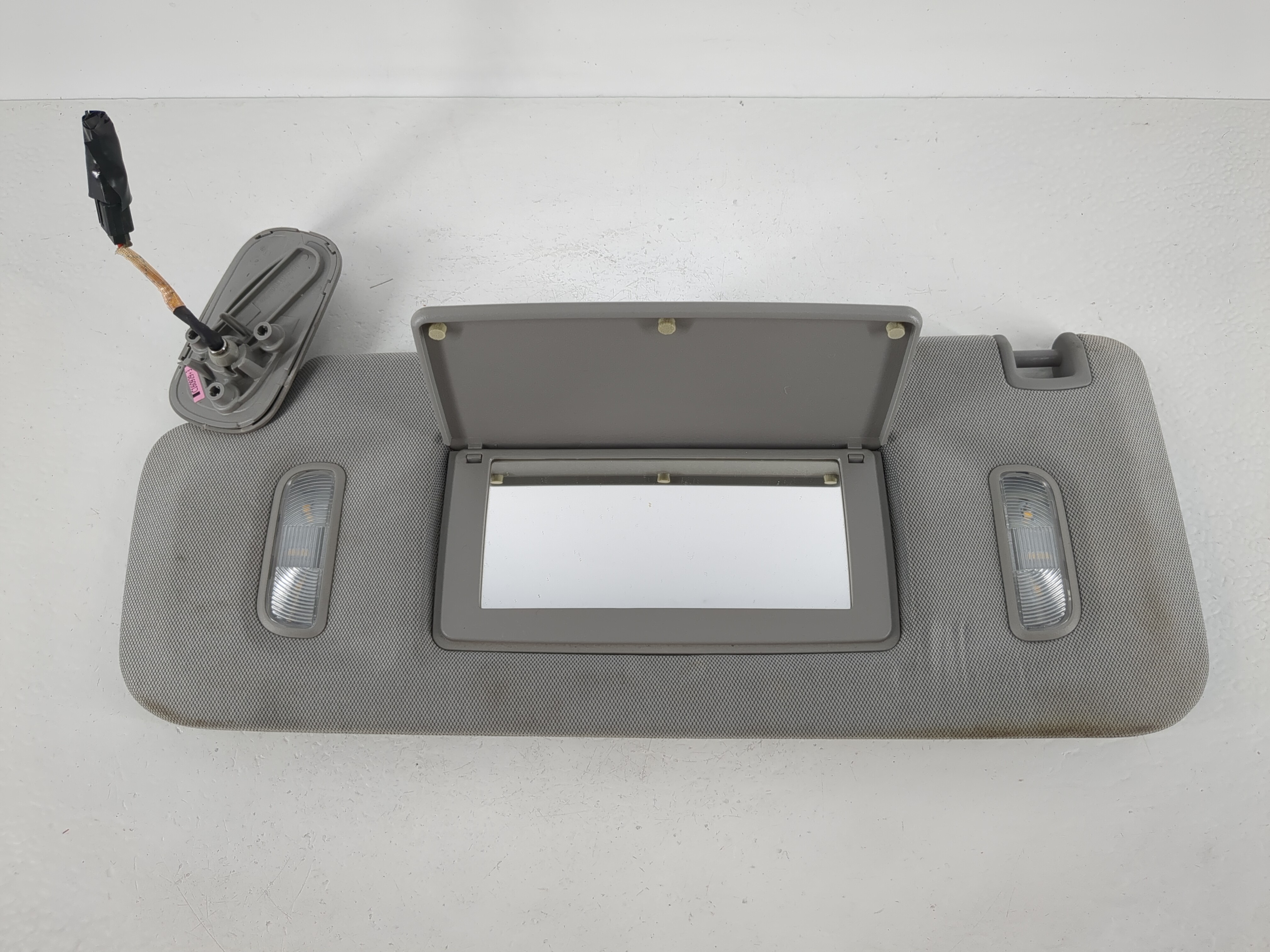 2014-2019 Chevrolet Silverado 1500 Driver Sun Visor Mirror Left Sunvisor 1095380 - Oemusedautoparts1.com