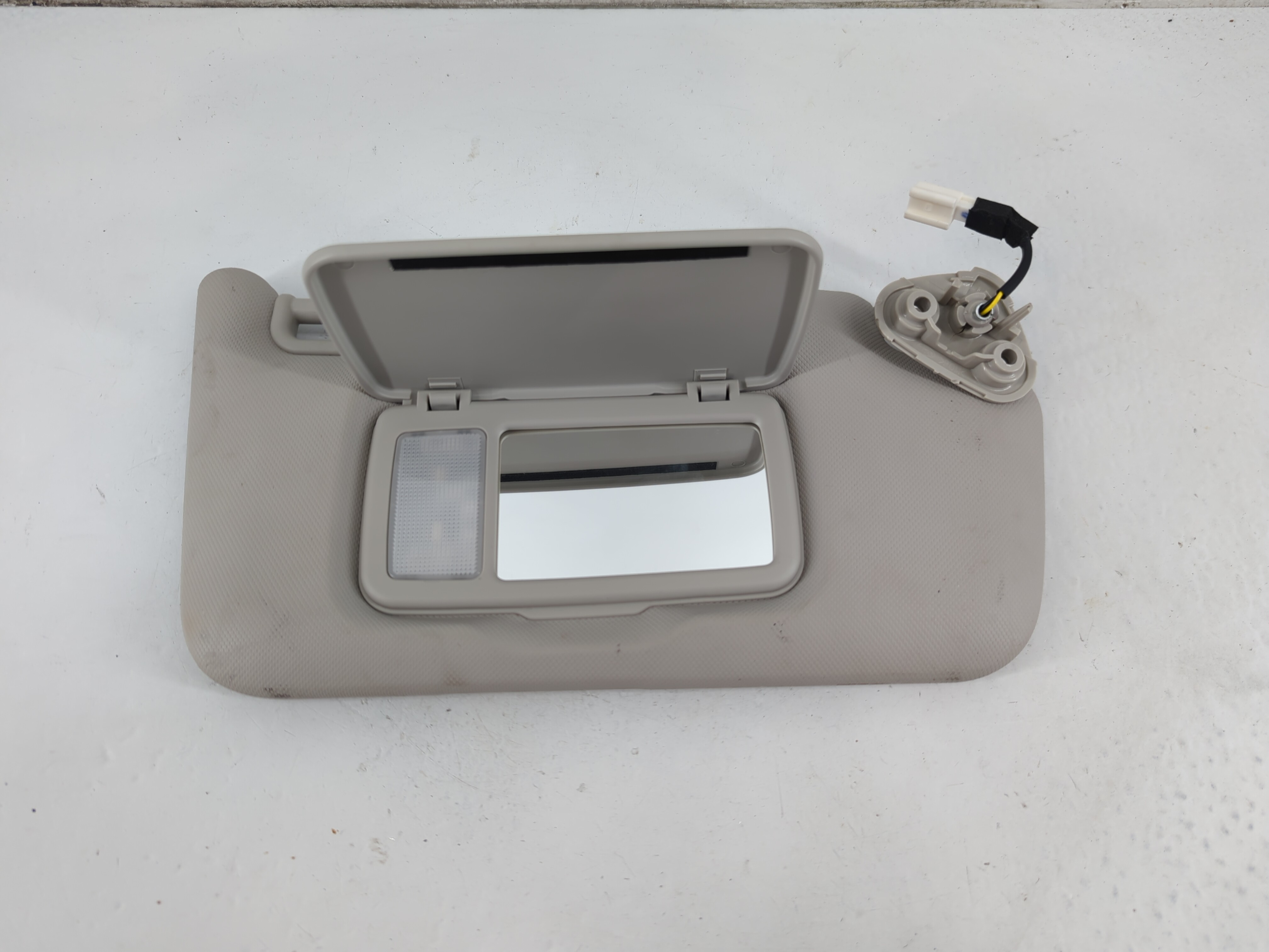 Subaru Xv Driver Sun Visor Mirror Left Sunvisor Light Gray 1095399 - Oemusedautoparts1.com