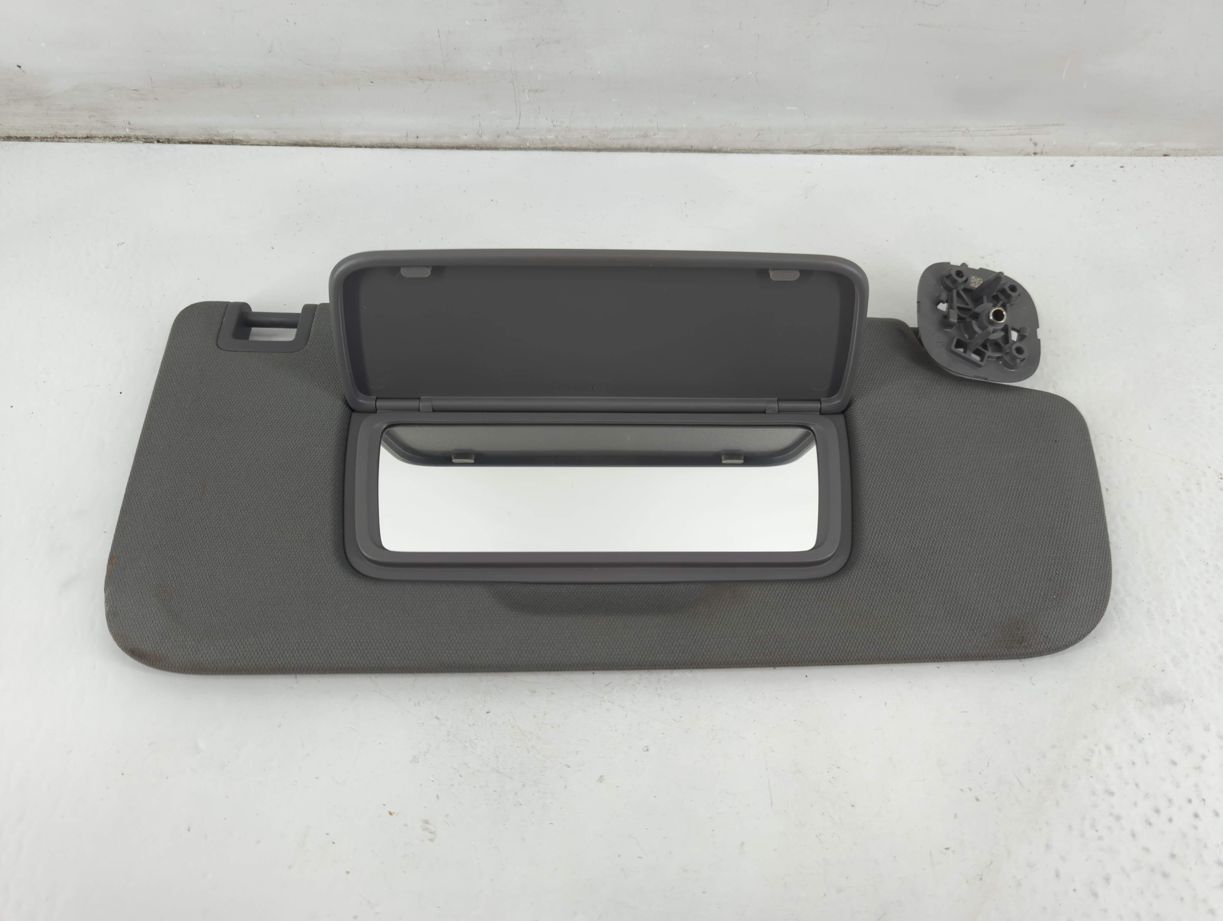 2019 Chevrolet Silverado 1500 Passenger Sun Visor Mirror Right Sunvisor 1095443 - Oemusedautoparts1.com
