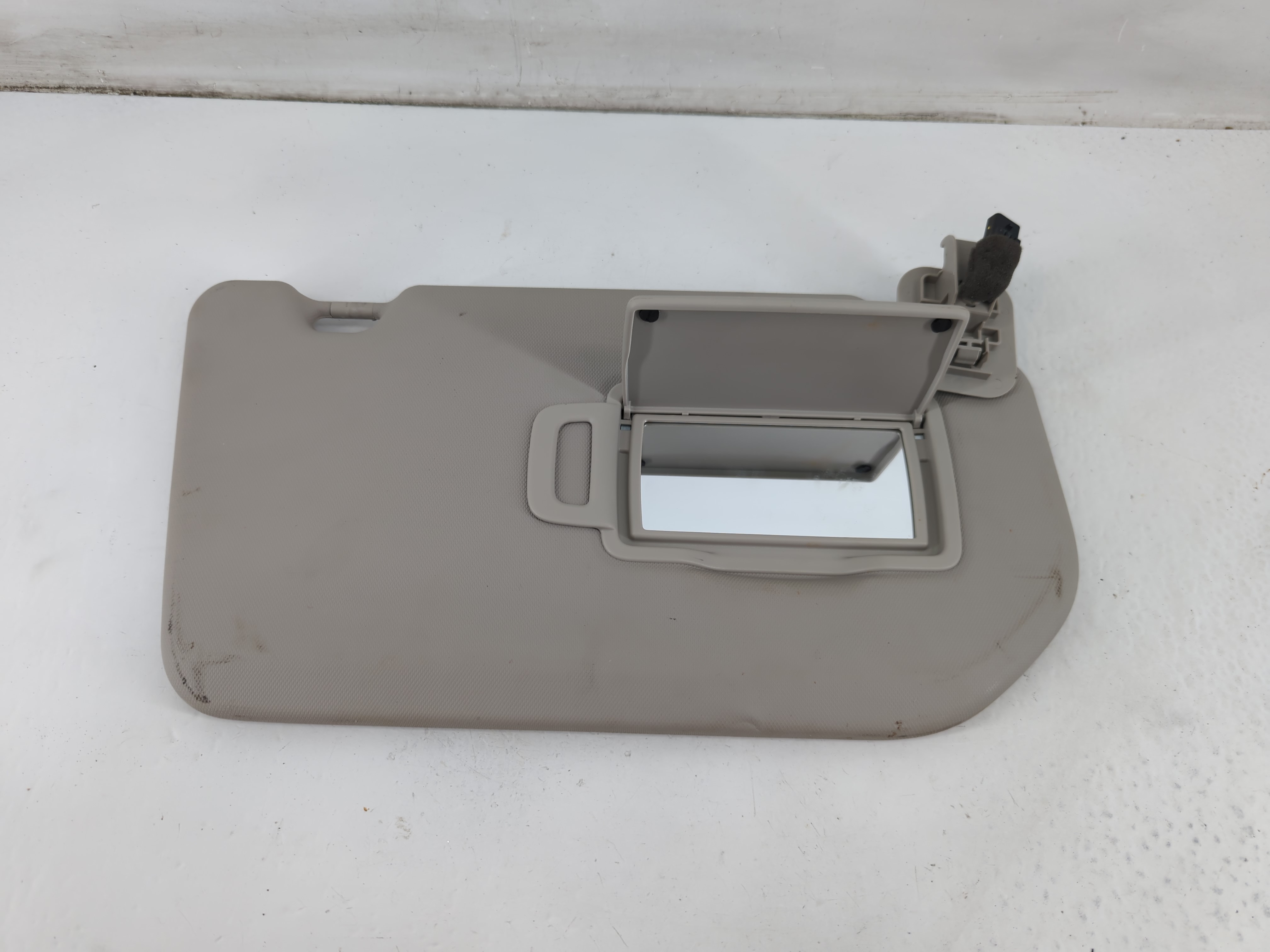 2021-2022 Nissan Rogue Passenger Sun Visor Mirror Right Sunvisor Gray 1095446 - Oemusedautoparts1.com