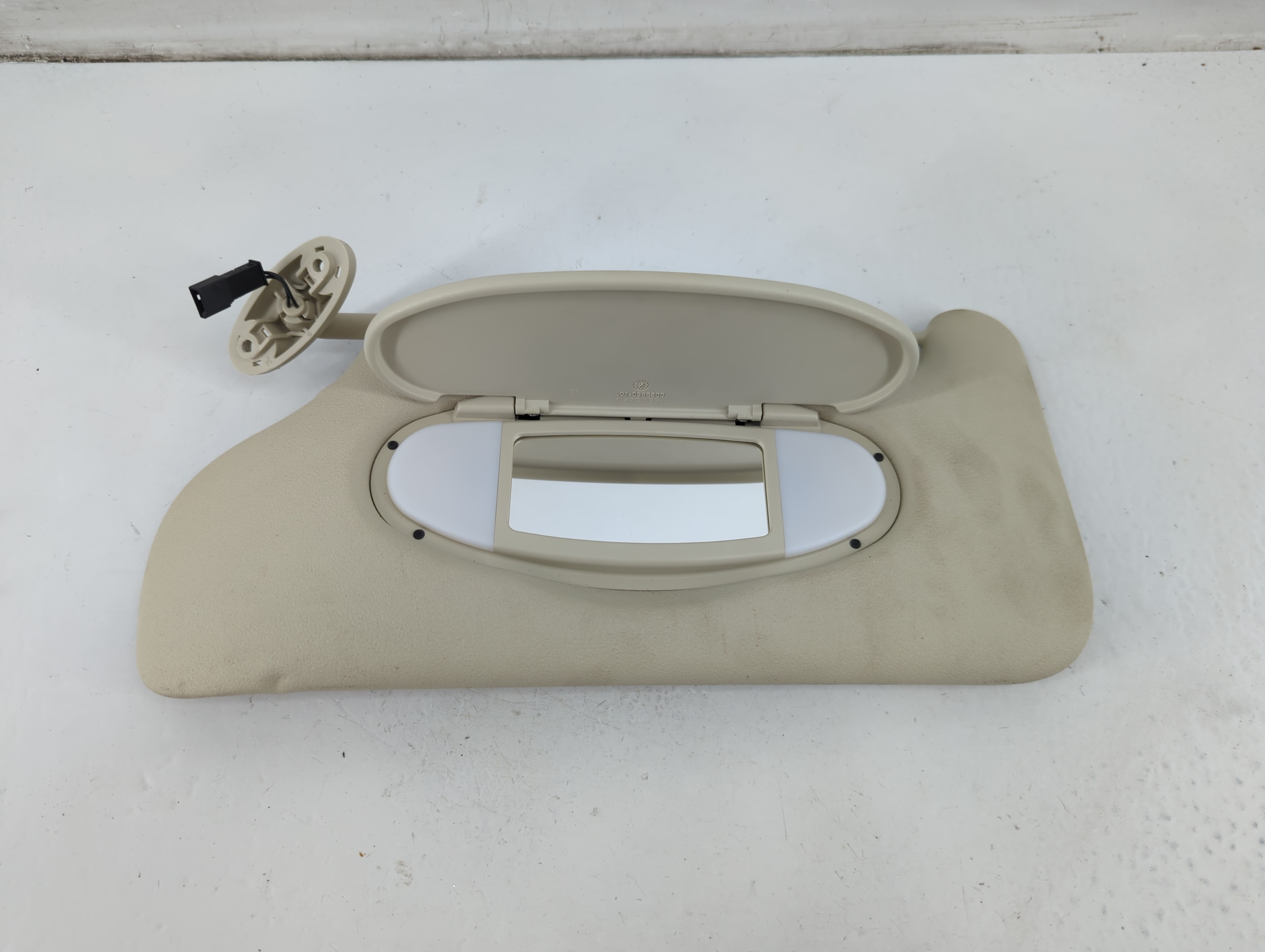 2010-2017 Chevrolet Equinox Driver Sun Visor Mirror Left Sunvisor Beige 1095447 - Oemusedautoparts1.com