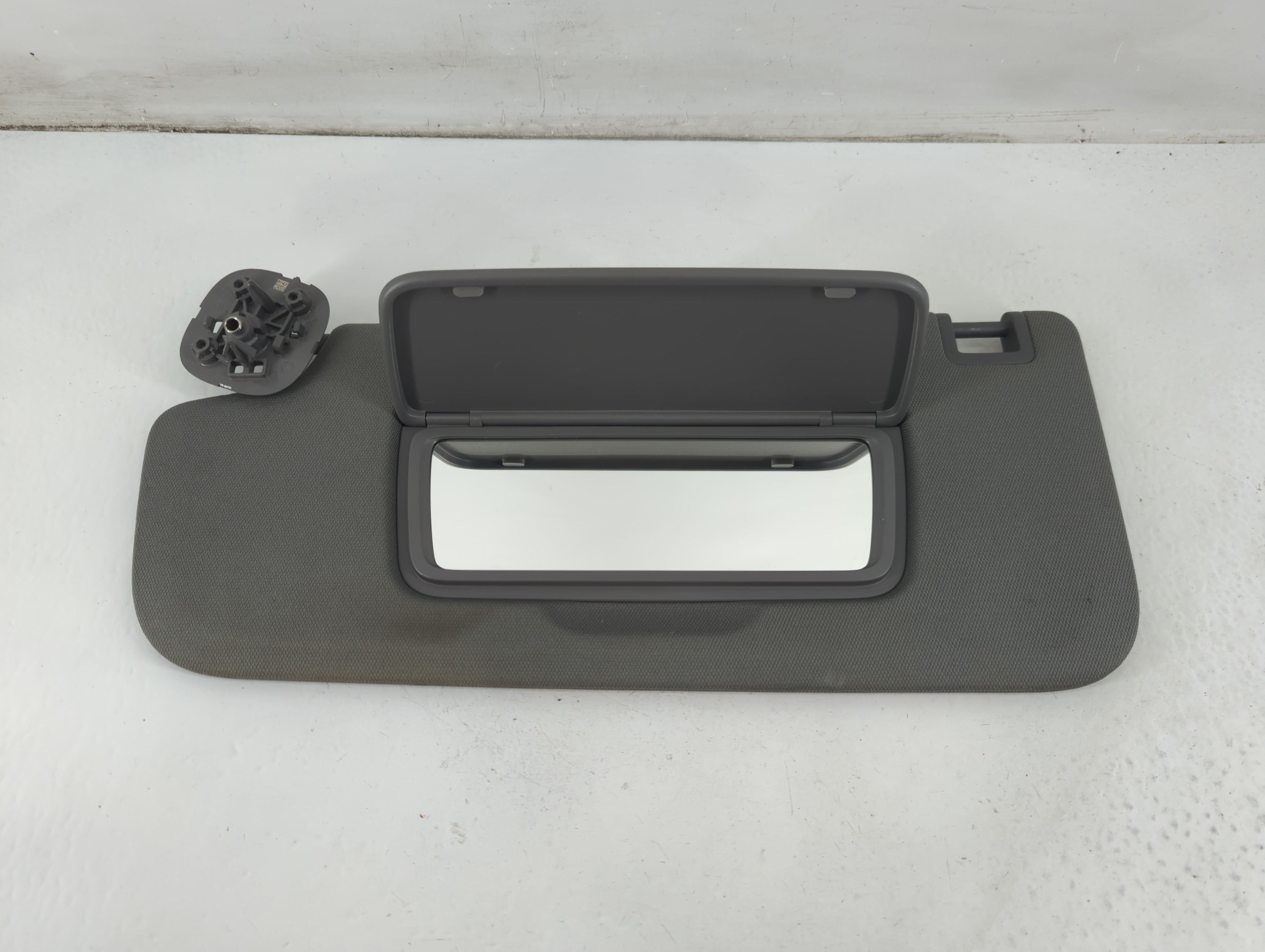 2019-2022 Chevrolet Silverado 1500 Driver Sun Visor Mirror Left Sunvisor 1095451 - Oemusedautoparts1.com