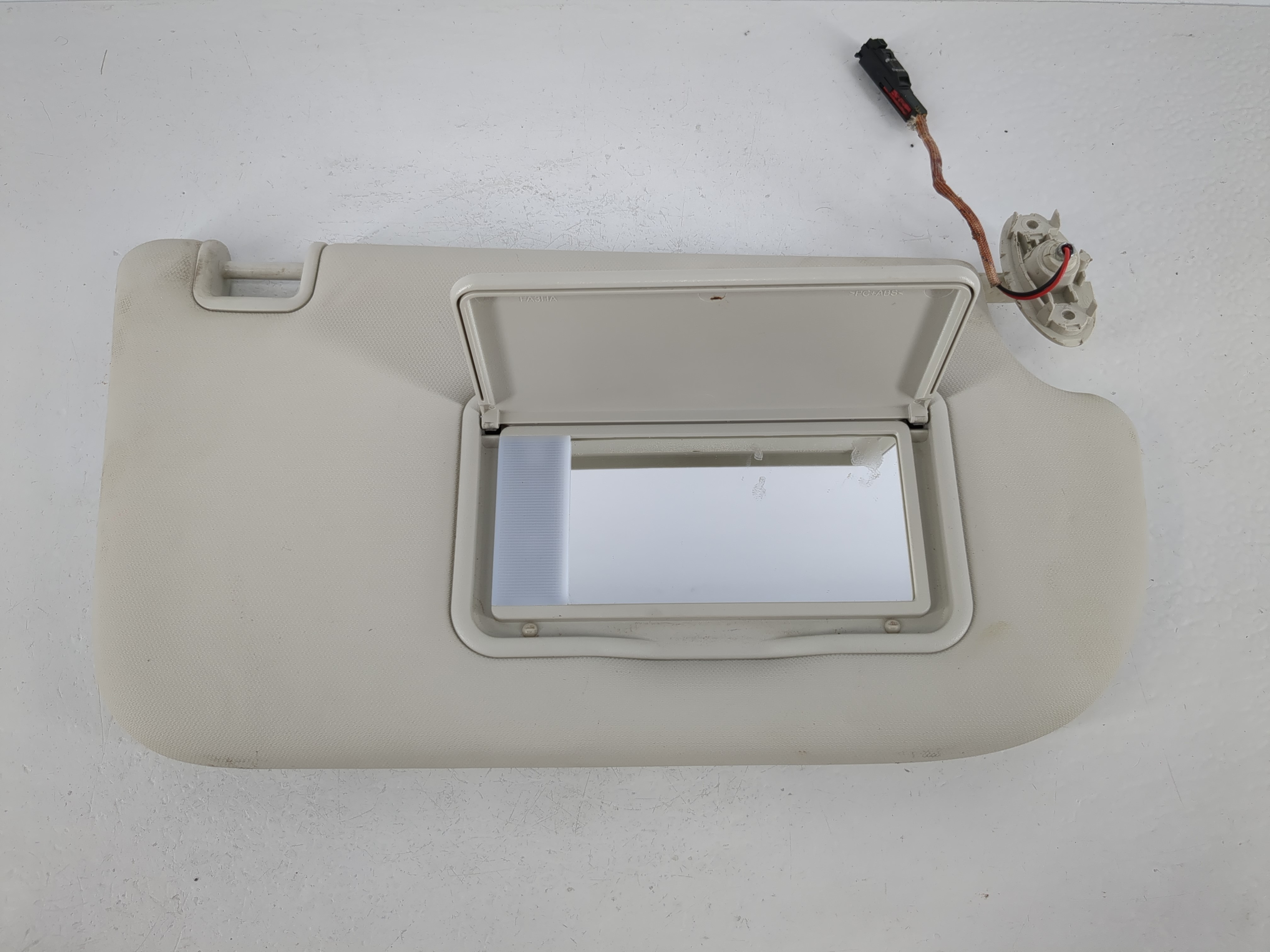 2013-2018 Ford Focus Passenger Sun Visor Mirror Right Sunvisor Ivory 1095468 - Oemusedautoparts1.com