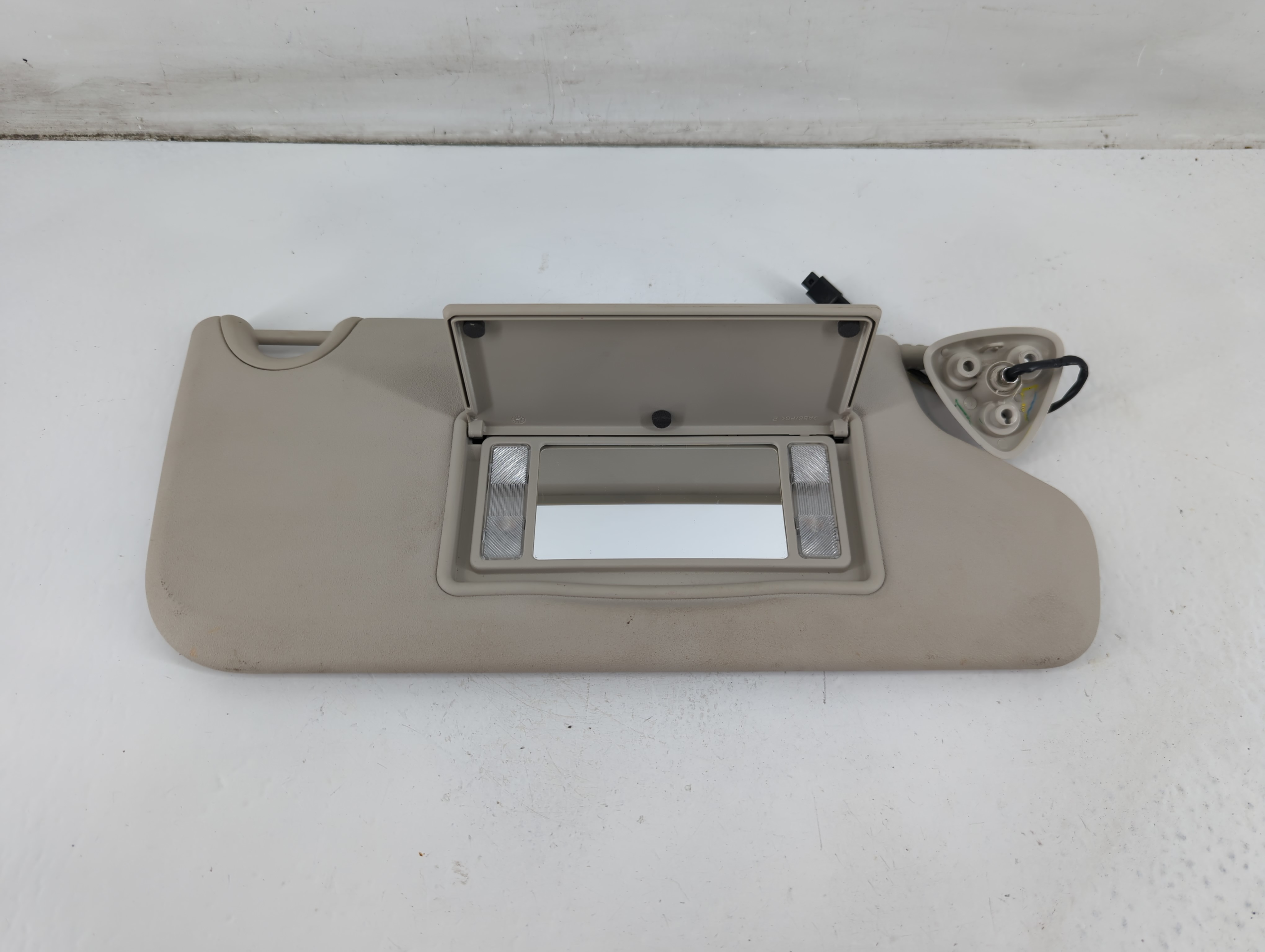 2010-2017 Chevrolet Equinox Passenger Sun Visor Mirror Right Sunvisor 1095473 - Oemusedautoparts1.com