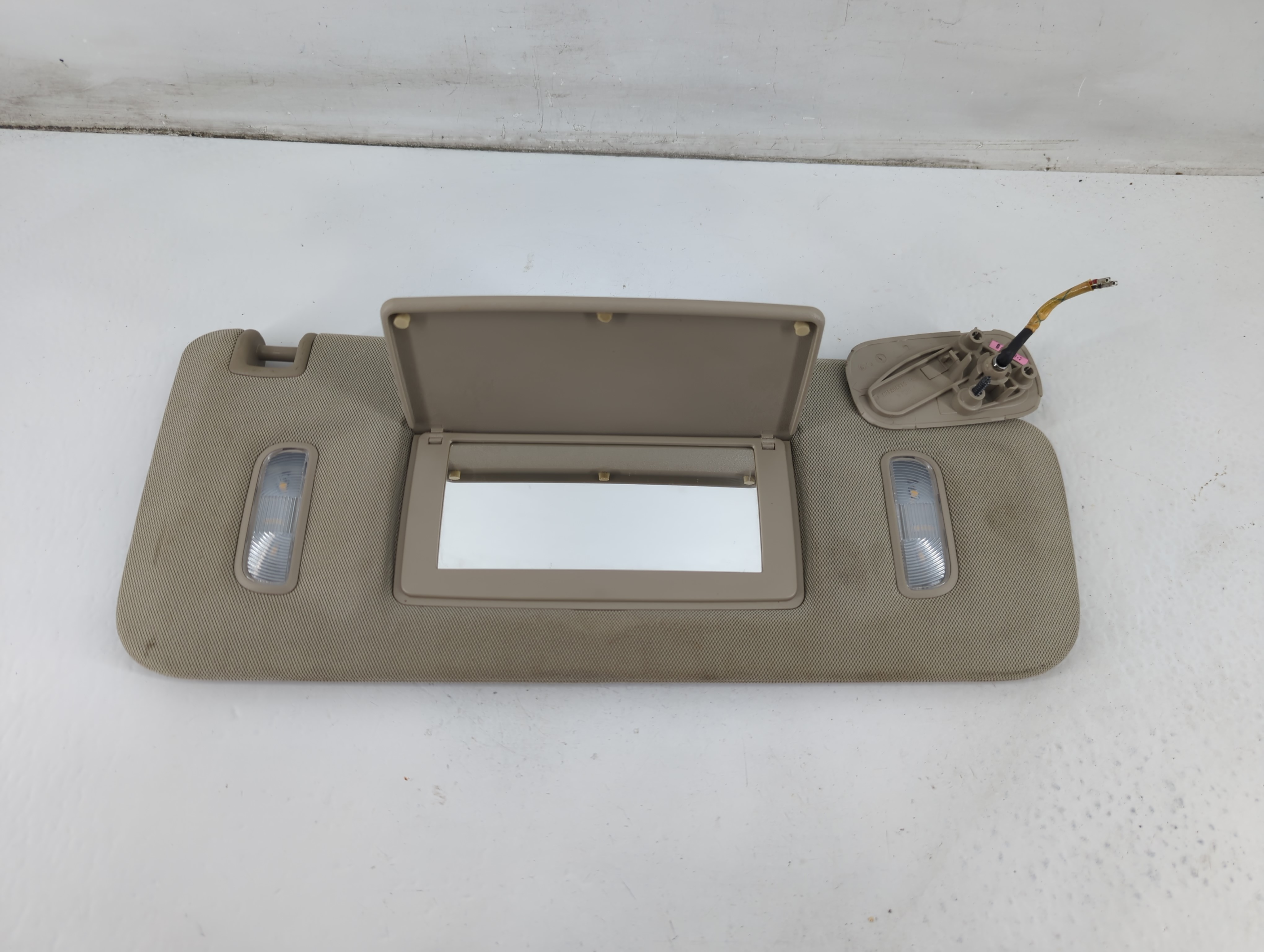 Chevrolet Suburban 1500 Passenger Sun Visor Mirror Right Sunvisor Grey 1095495 - Oemusedautoparts1.com