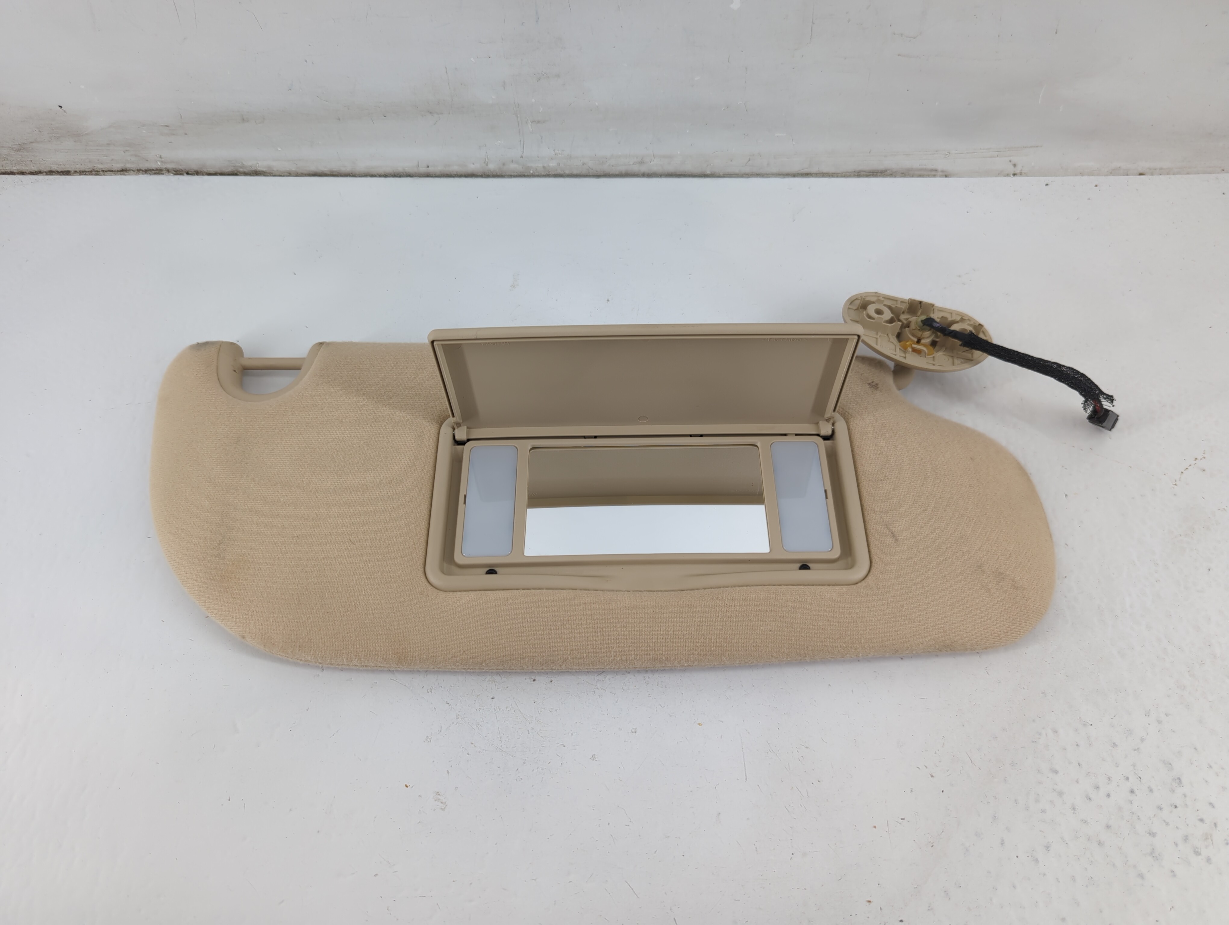 2010-2010 Ford Explorer Passenger Sun Visor Mirror Right Sunvisor Beige 1095502 - Oemusedautoparts1.com