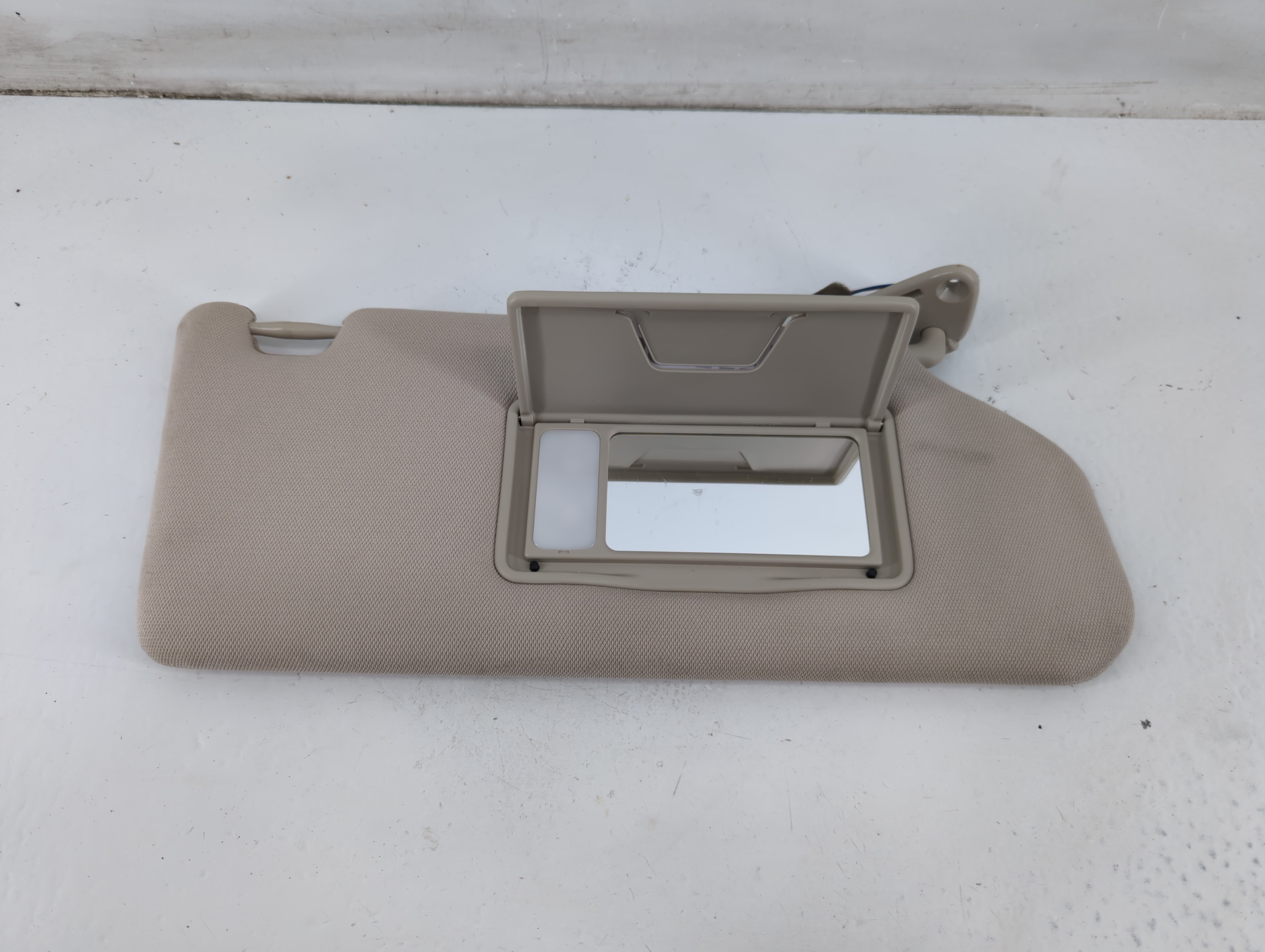 2019 Mitsubishi Outlander Passenger Sun Visor Mirror Right Sunvisor 1095557 - Oemusedautoparts1.com