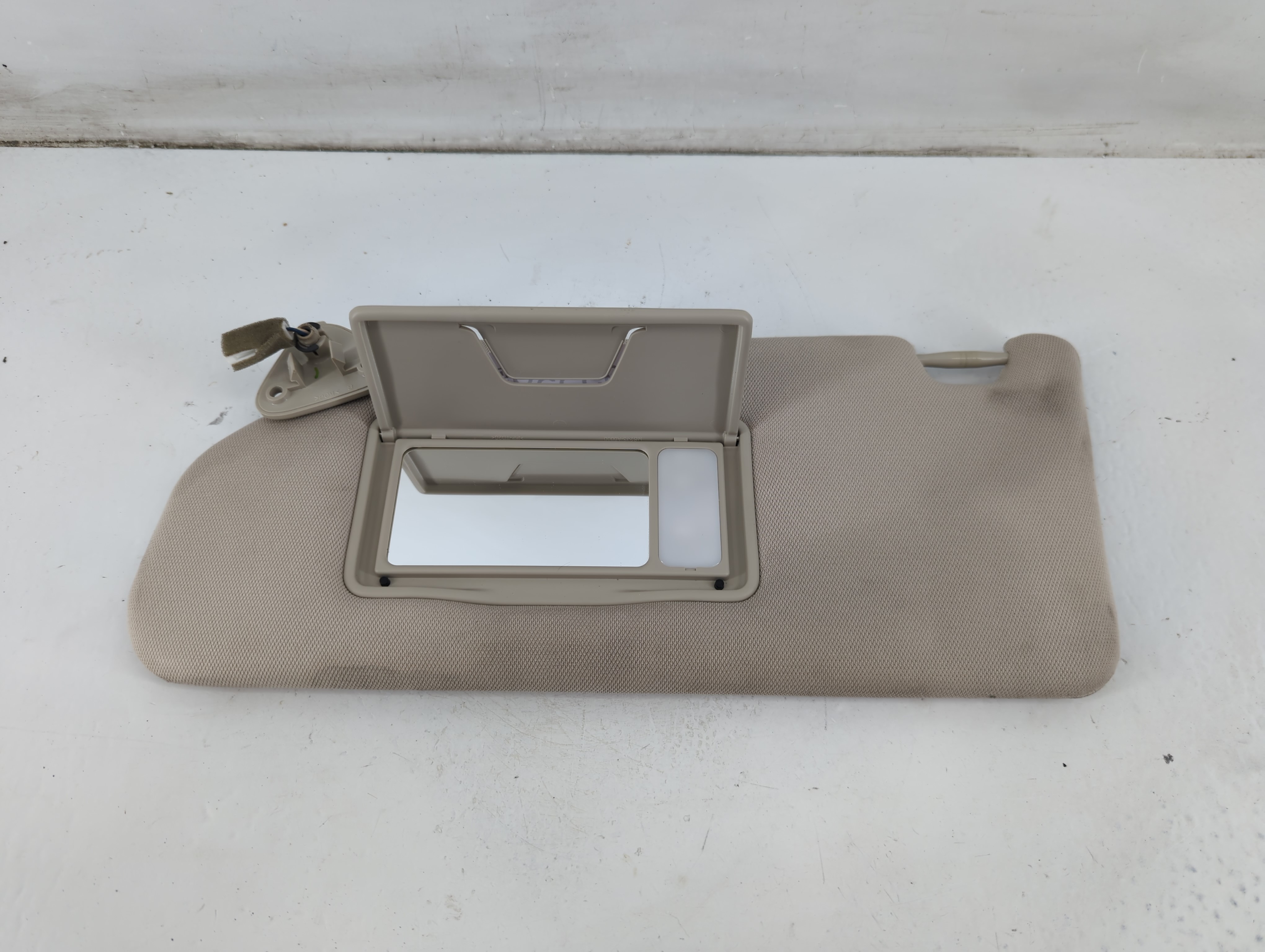 2019 Mitsubishi Outlander Driver Sun Visor Mirror Left Sunvisor 1095559 - Oemusedautoparts1.com