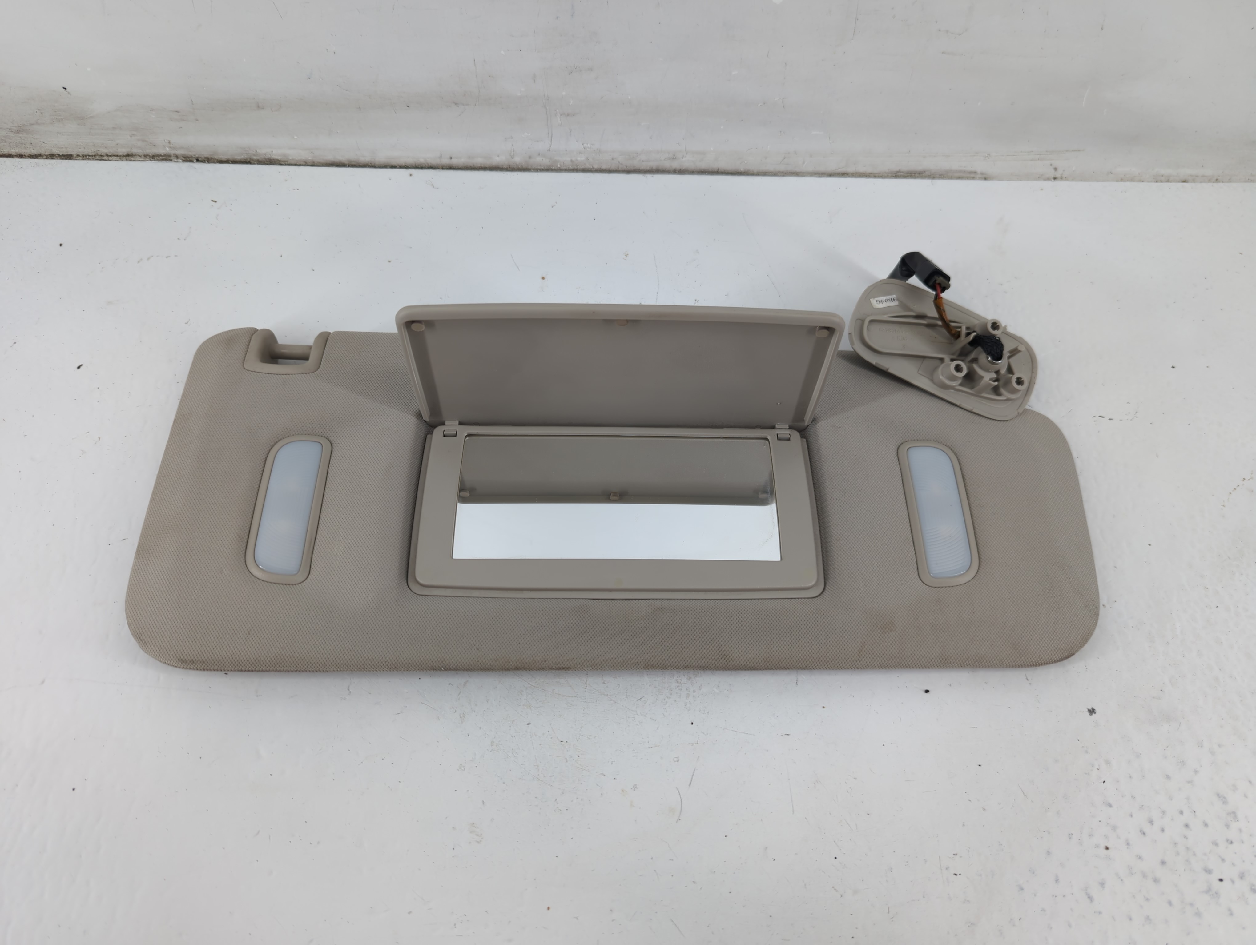 2007 Chevrolet Silverado 1500 Passenger Sun Visor Mirror Right Sunvisor 1095569 - Oemusedautoparts1.com