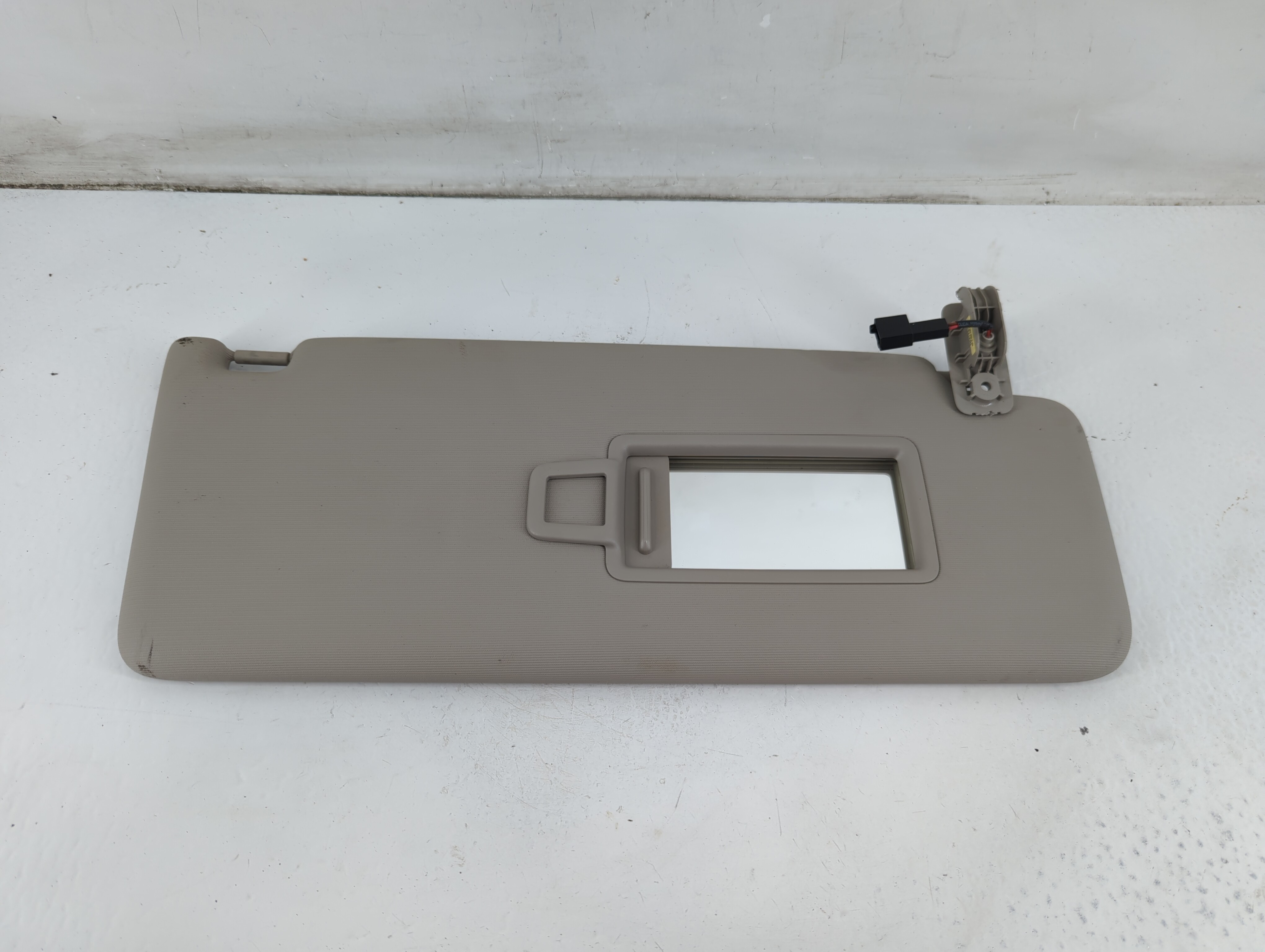 2018-2022 Volkswagen Atlas Passenger Sun Visor Mirror Right Sunvisor 1095571 - Oemusedautoparts1.com