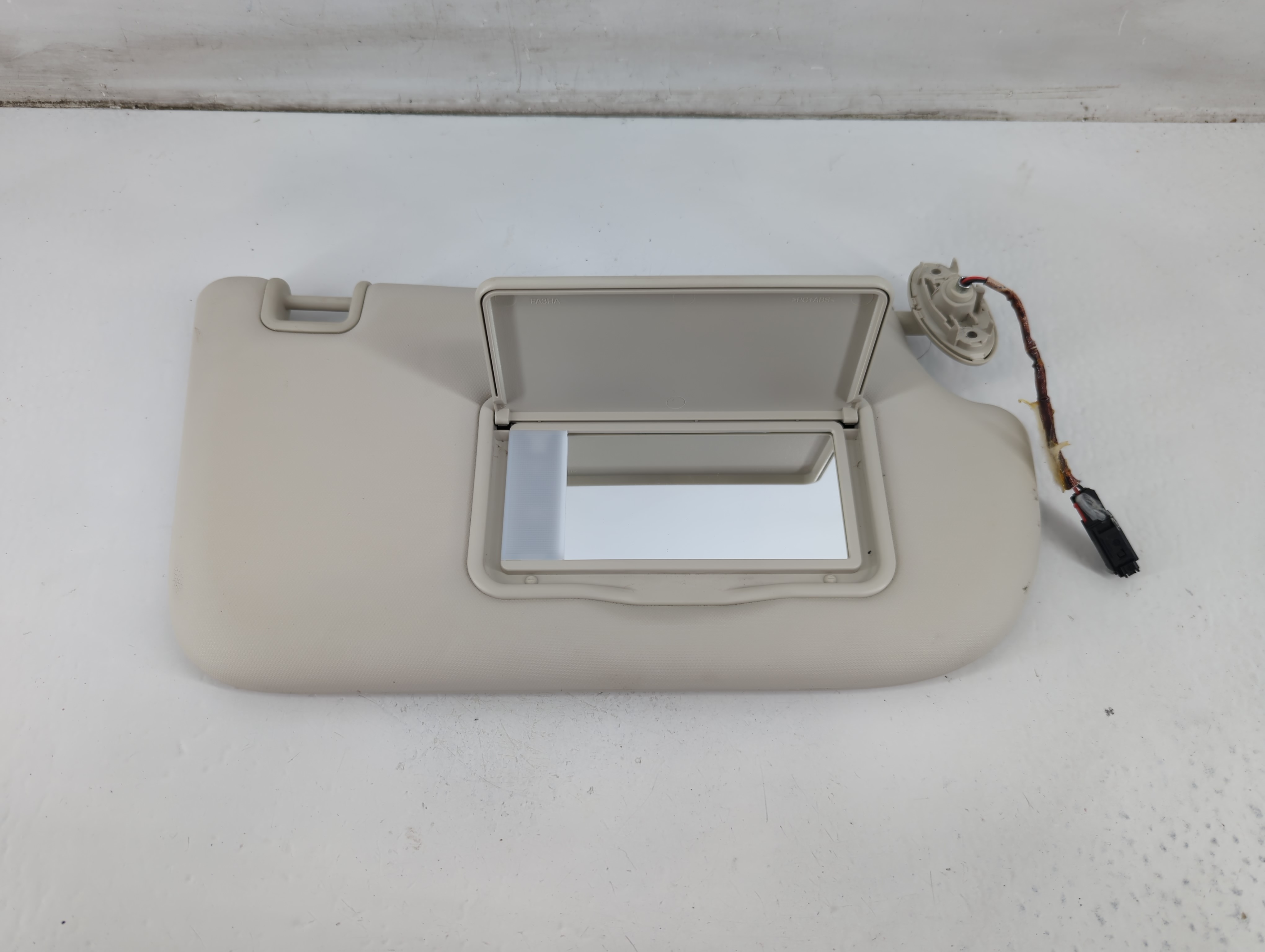 2013-2018 Ford Focus Passenger Sun Visor Mirror Right Sunvisor Ivory 1095682 - Oemusedautoparts1.com