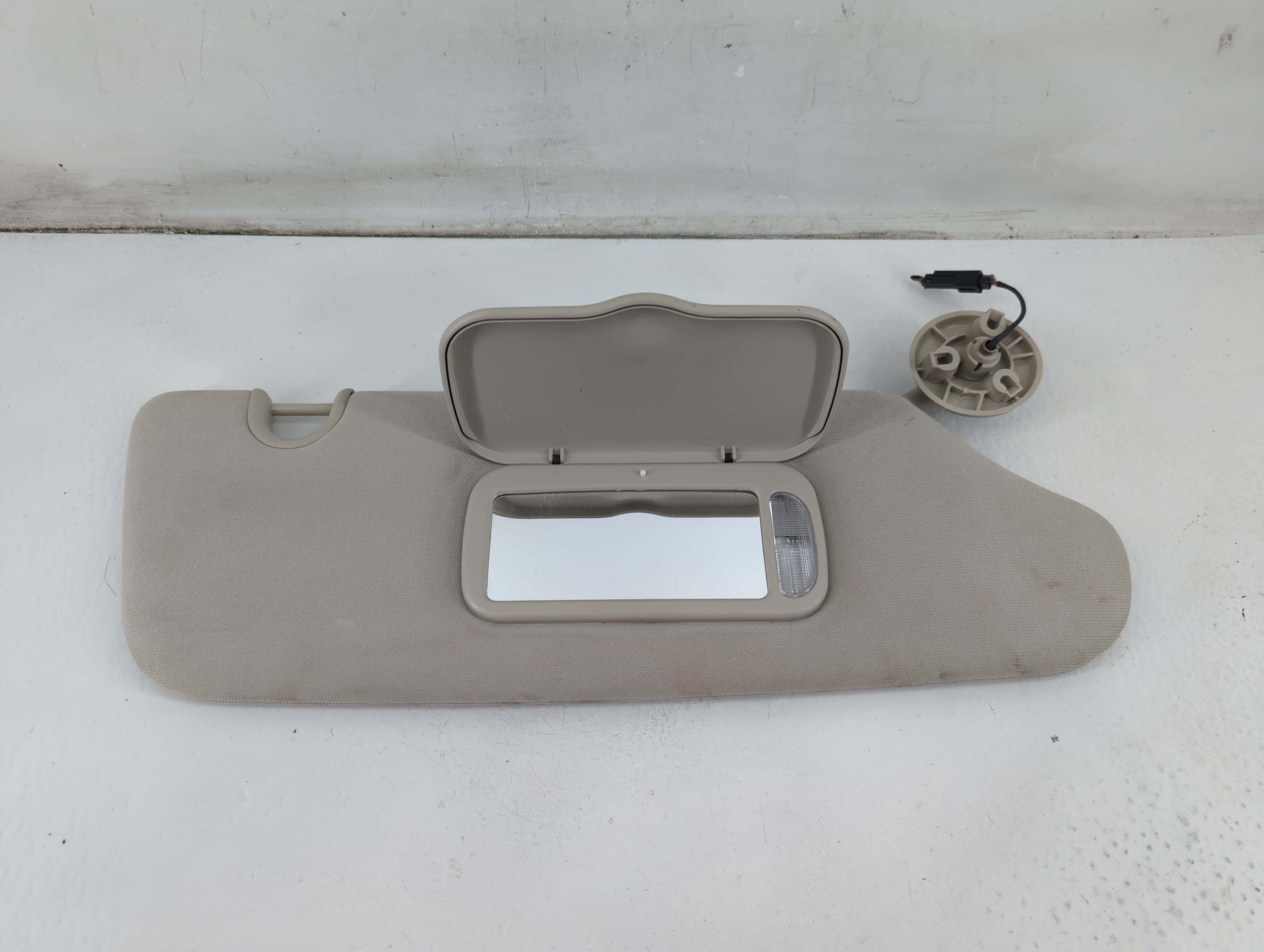 2011 Chrysler Town & Country Passenger Sun Visor Mirror Right Sunvisor 1095690 - Oemusedautoparts1.com