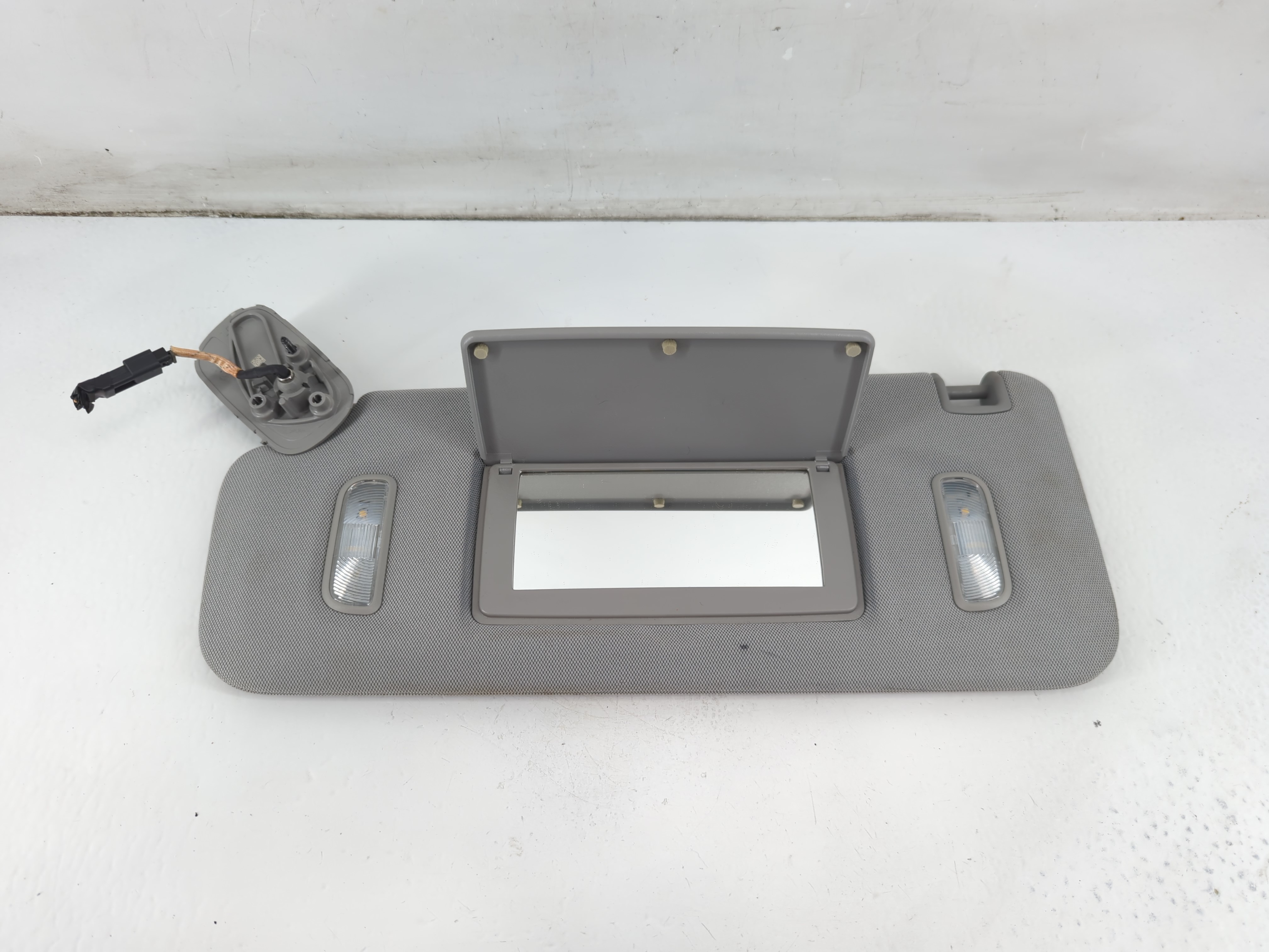 2014-2019 Chevrolet Silverado 1500 Driver Sun Visor Mirror Left Sunvisor 1095697 - Oemusedautoparts1.com