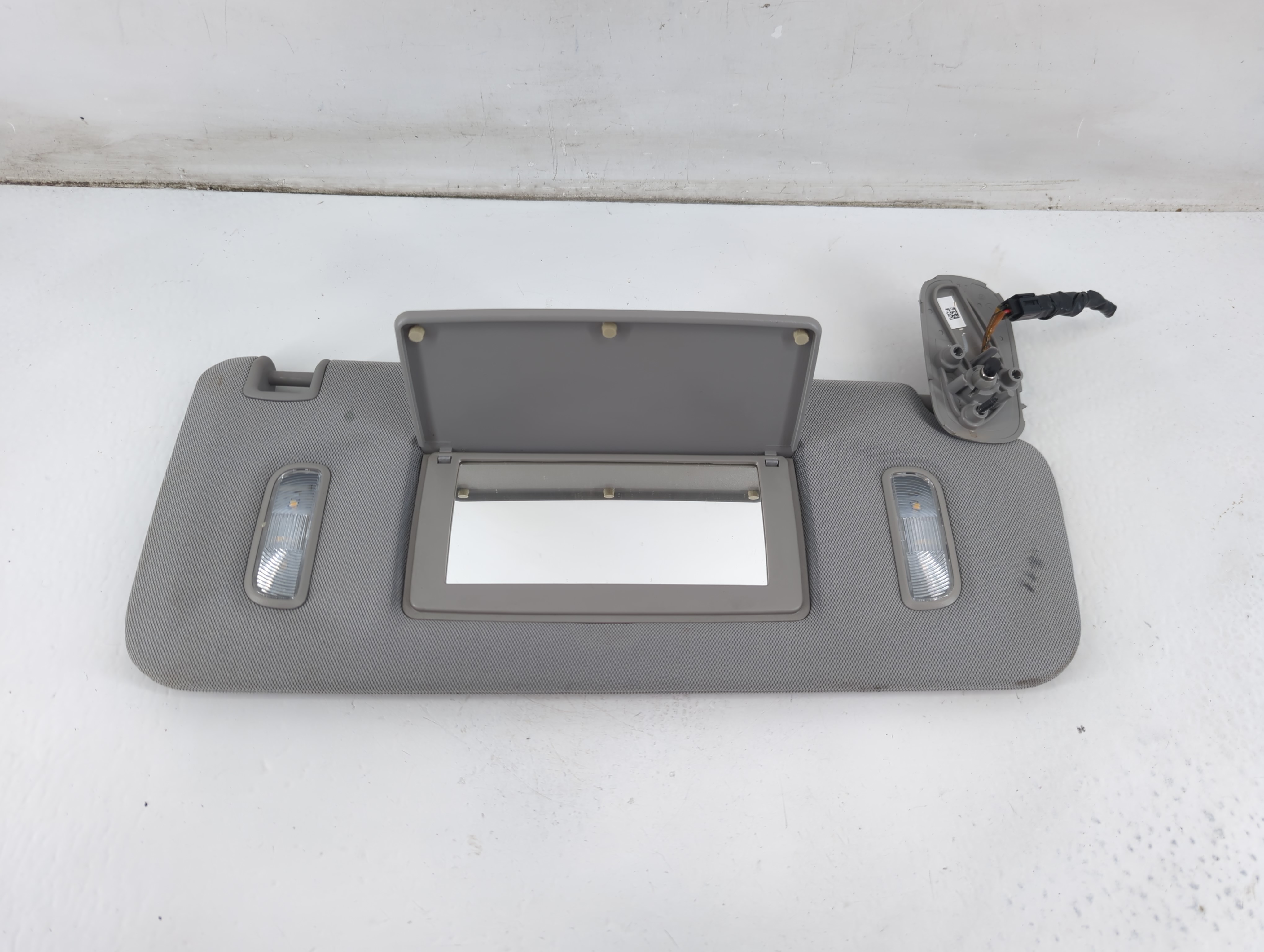 2014 Chevrolet Silverado 1500 Passenger Sun Visor Mirror Right Sunvisor 1095701 - Oemusedautoparts1.com