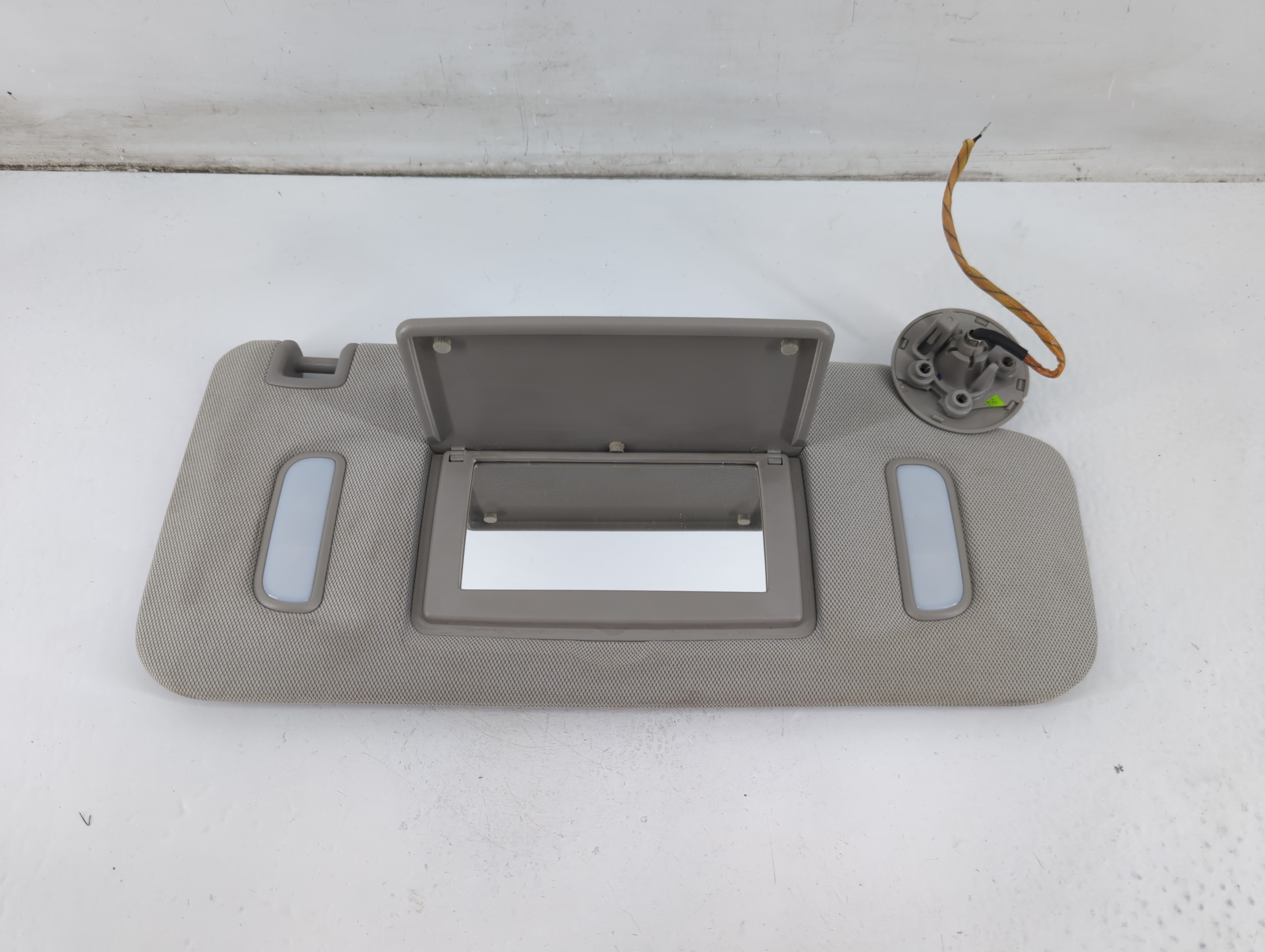 2010-2017 Chevrolet Equinox Passenger Sun Visor Mirror Right Sunvisor 1095771 - Oemusedautoparts1.com