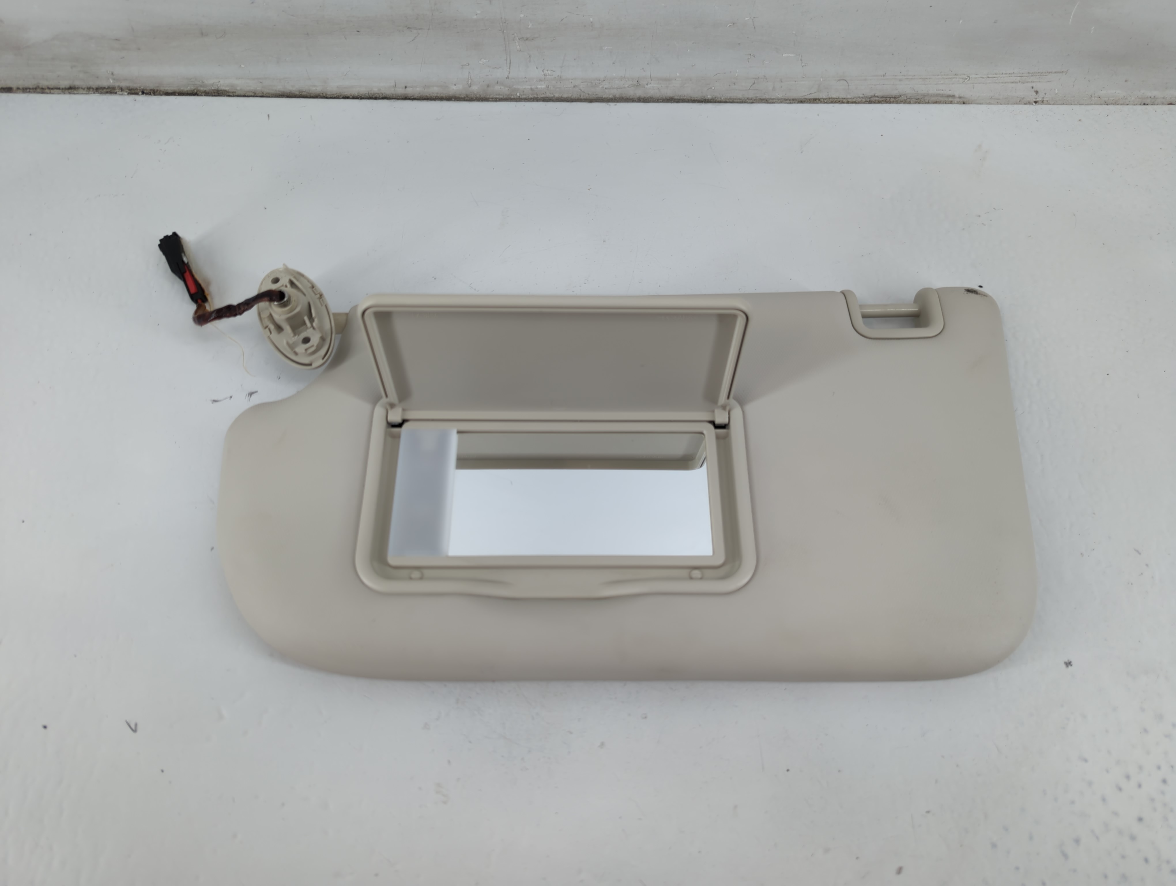 2013-2018 Ford Focus Driver Sun Visor Mirror Left Sunvisor Ivory 1095779 - Oemusedautoparts1.com