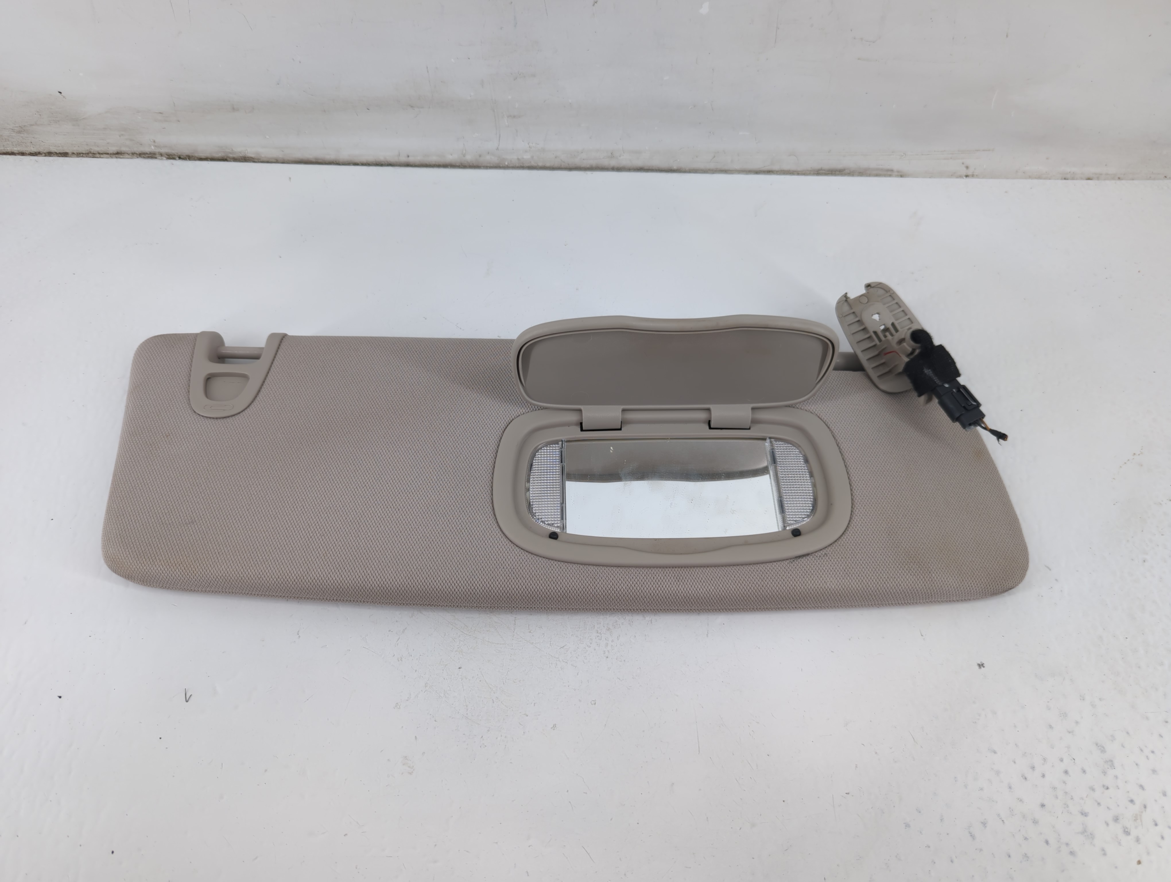 2017-2020 Chrysler Pacifica Passenger Sun Visor Mirror Right Sunvisor 1095781 - Oemusedautoparts1.com