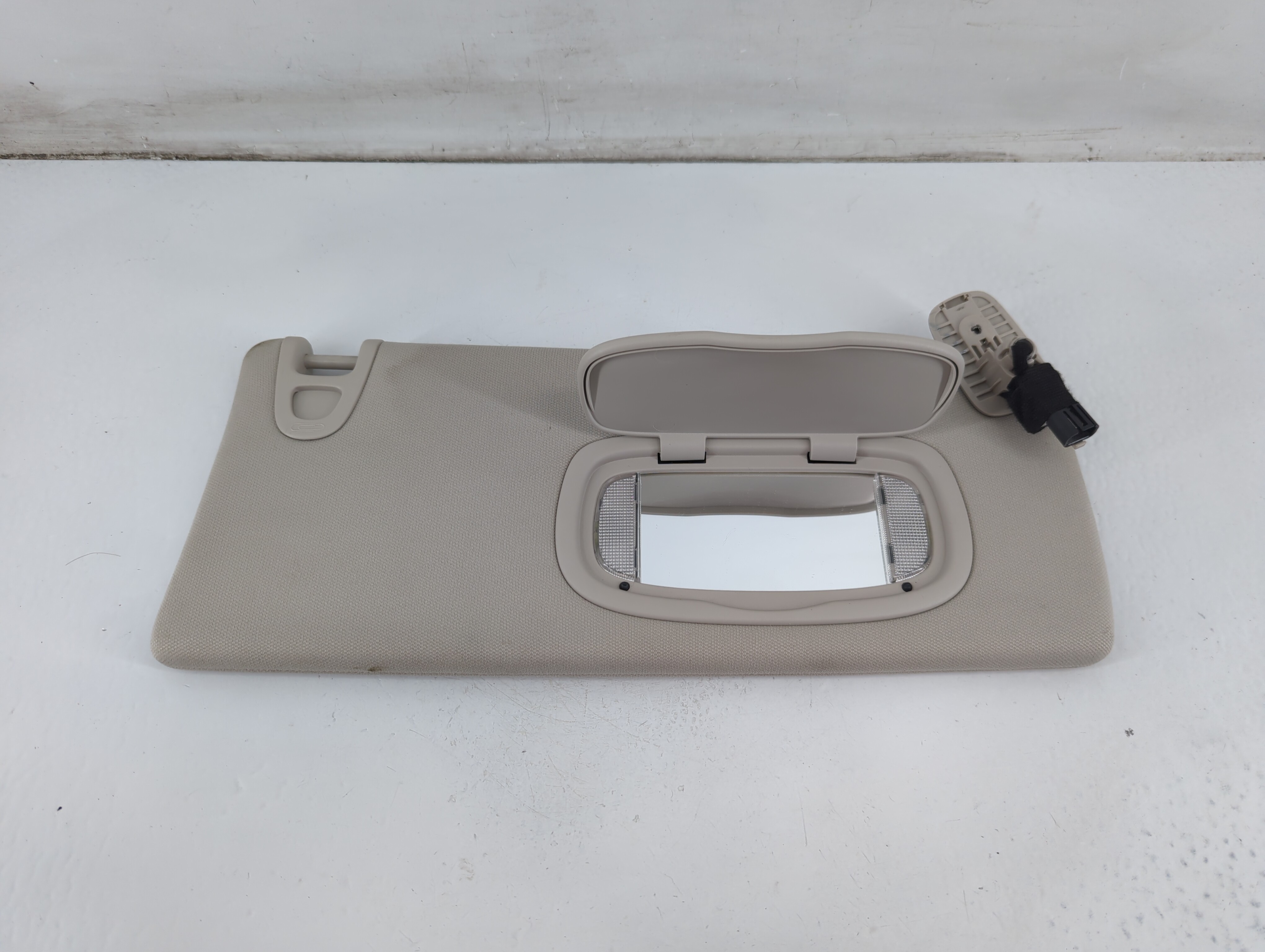 2014-2018 Jeep Cherokee Passenger Sun Visor Mirror Right Sunvisor Gray 1095788 - Oemusedautoparts1.com