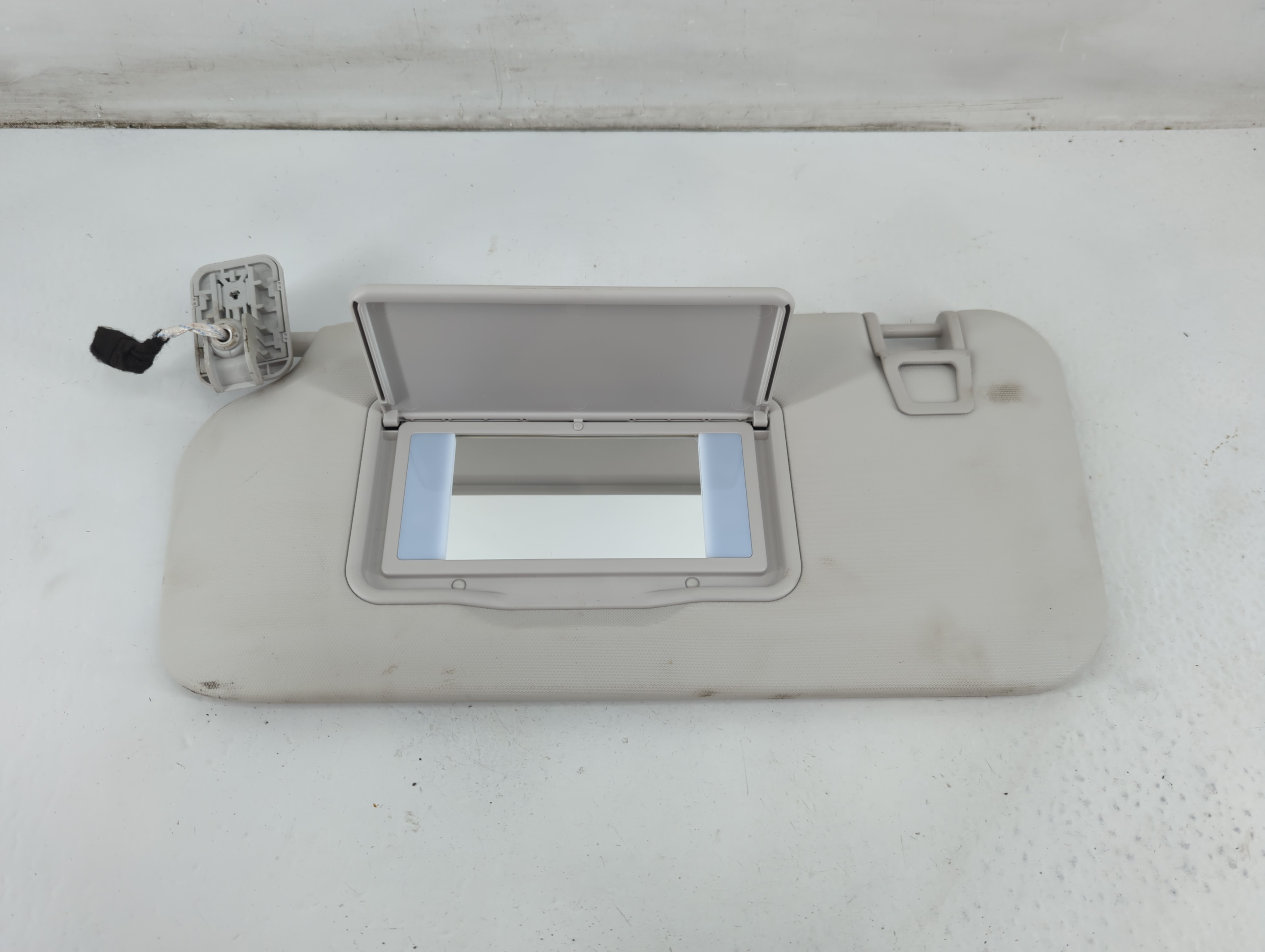 2021-2022 Ford Escape Driver Sun Visor Mirror Left Sunvisor Light Grey 1095828 - Oemusedautoparts1.com