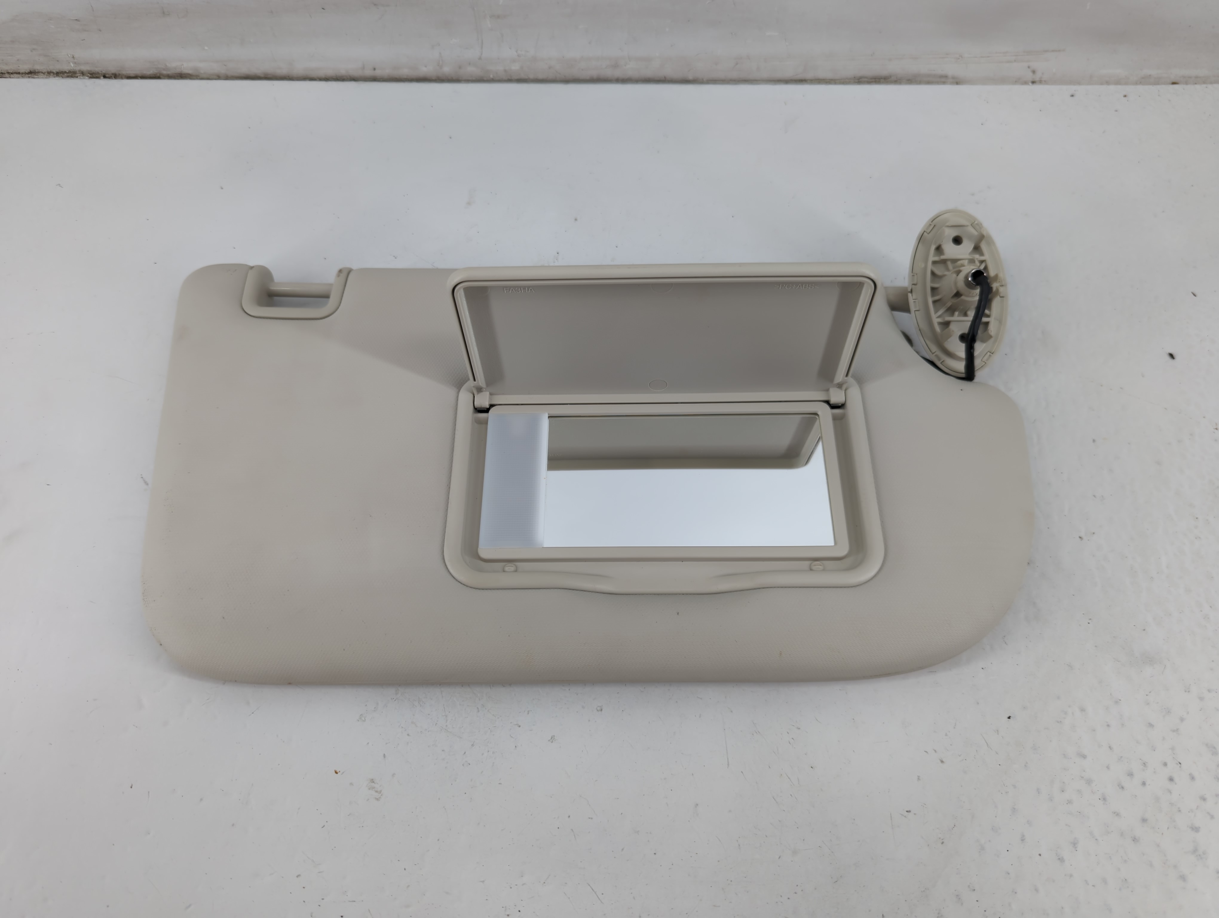 2014-2019 Kia Soul Passenger Sun Visor Mirror Right Sunvisor Light Grey 1095845 - Oemusedautoparts1.com