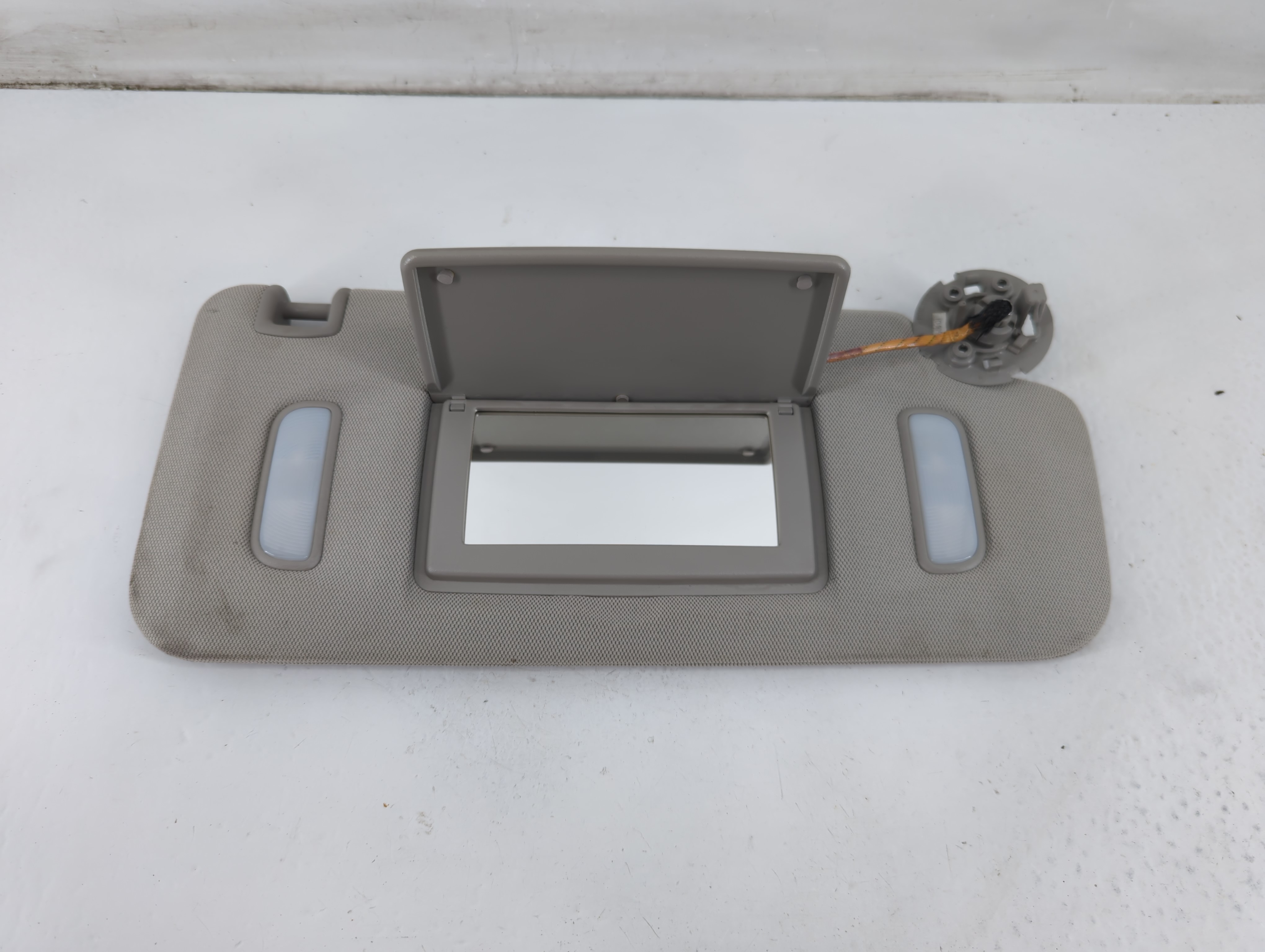 2010-2017 Chevrolet Equinox Passenger Sun Visor Mirror Right Sunvisor 1095846 - Oemusedautoparts1.com