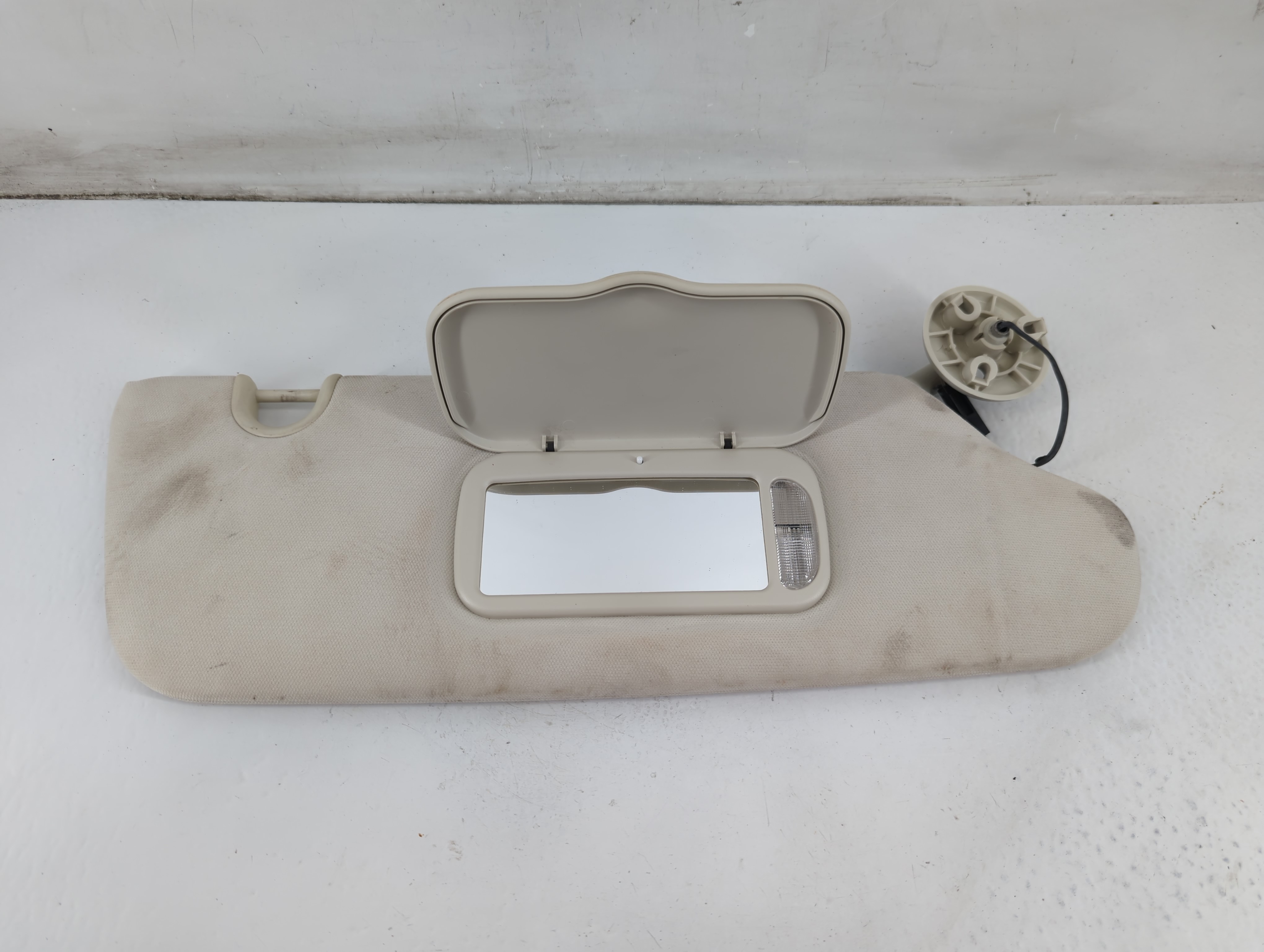 2008-2010 Dodge Grand Caravan Passenger Sun Visor Mirror Right Sunvisor 1095847 - Oemusedautoparts1.com