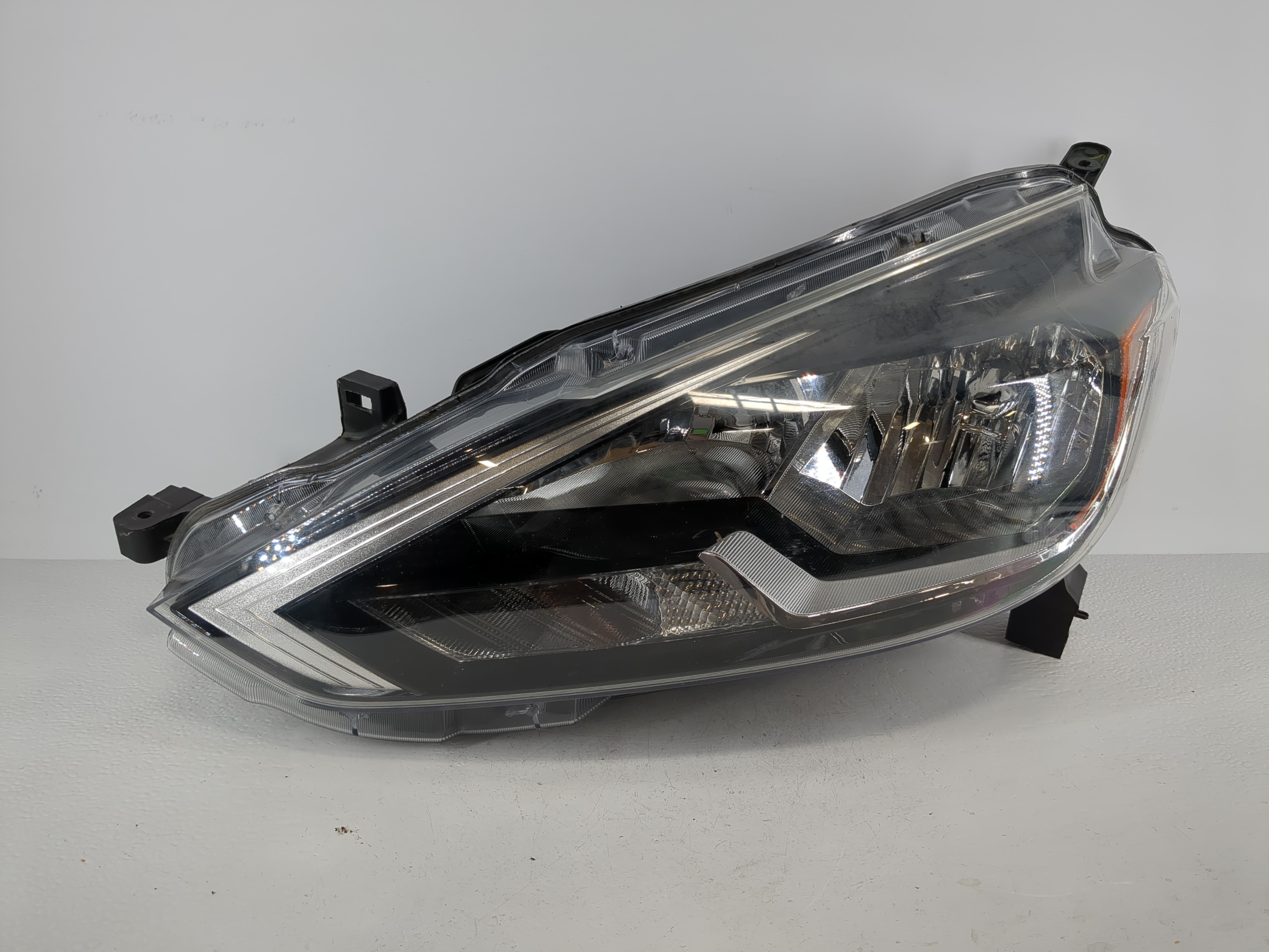 Picture of 2016-2019 Nissan Sentra Driver Left Oem Head Light Headlight Lamp 1095939