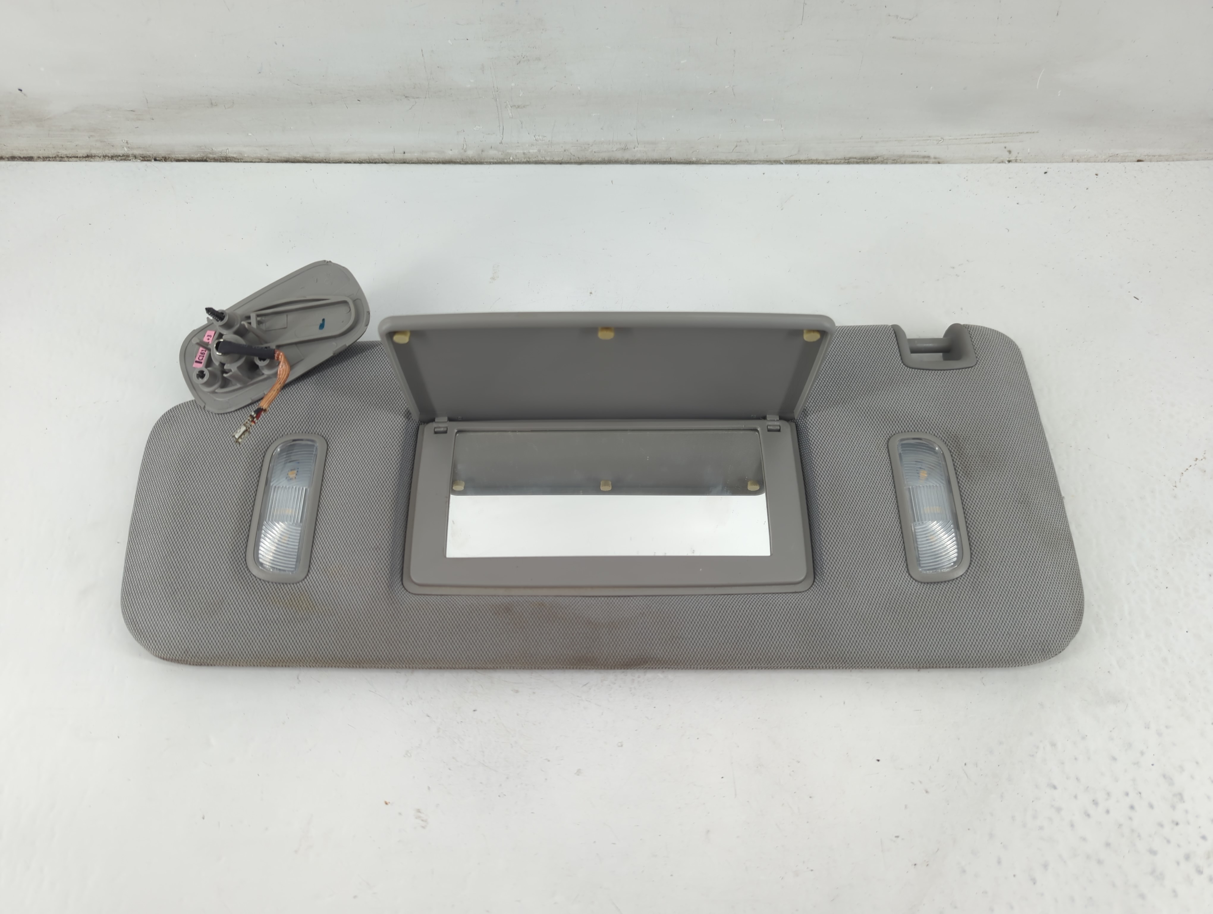 2014-2019 Chevrolet Silverado 1500 Driver Sun Visor Mirror Left Sunvisor 1095960 - Oemusedautoparts1.com