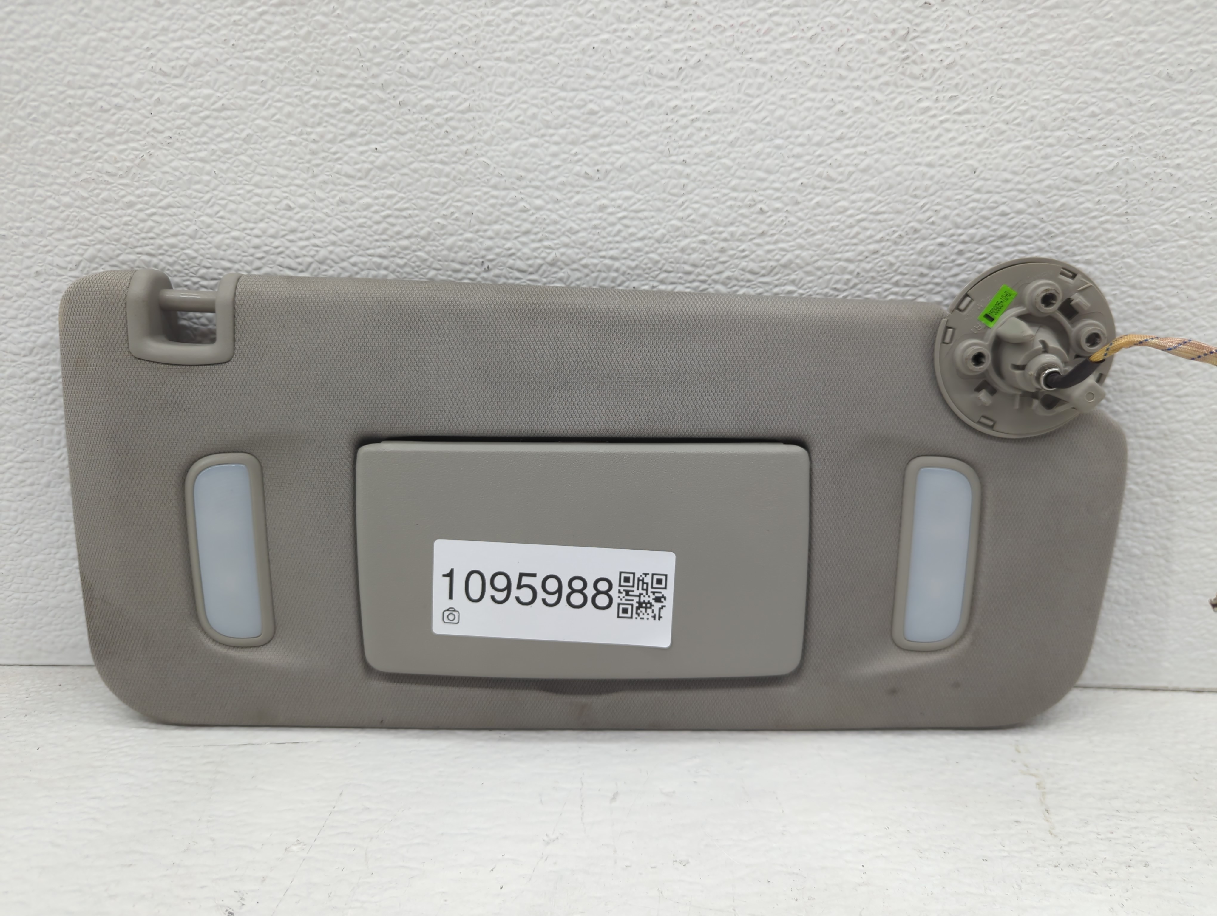2010-2017 Chevrolet Equinox Passenger Sun Visor Mirror Right Sunvisor 1095988 - Oemusedautoparts1.com