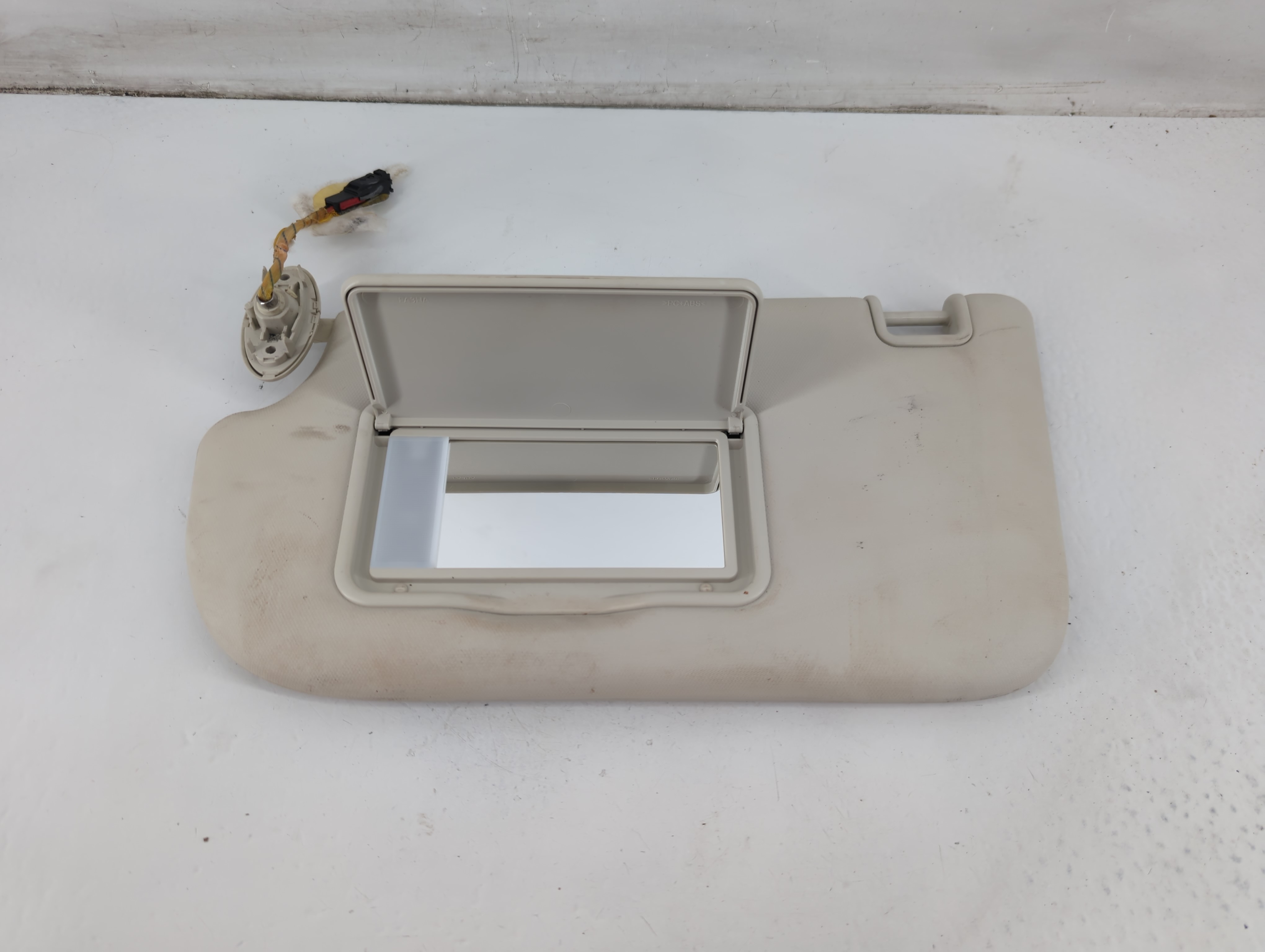 Picture of 2013-2018 Ford Focus Driver Sun Visor Mirror Left Sunvisor Light Grey 1096006