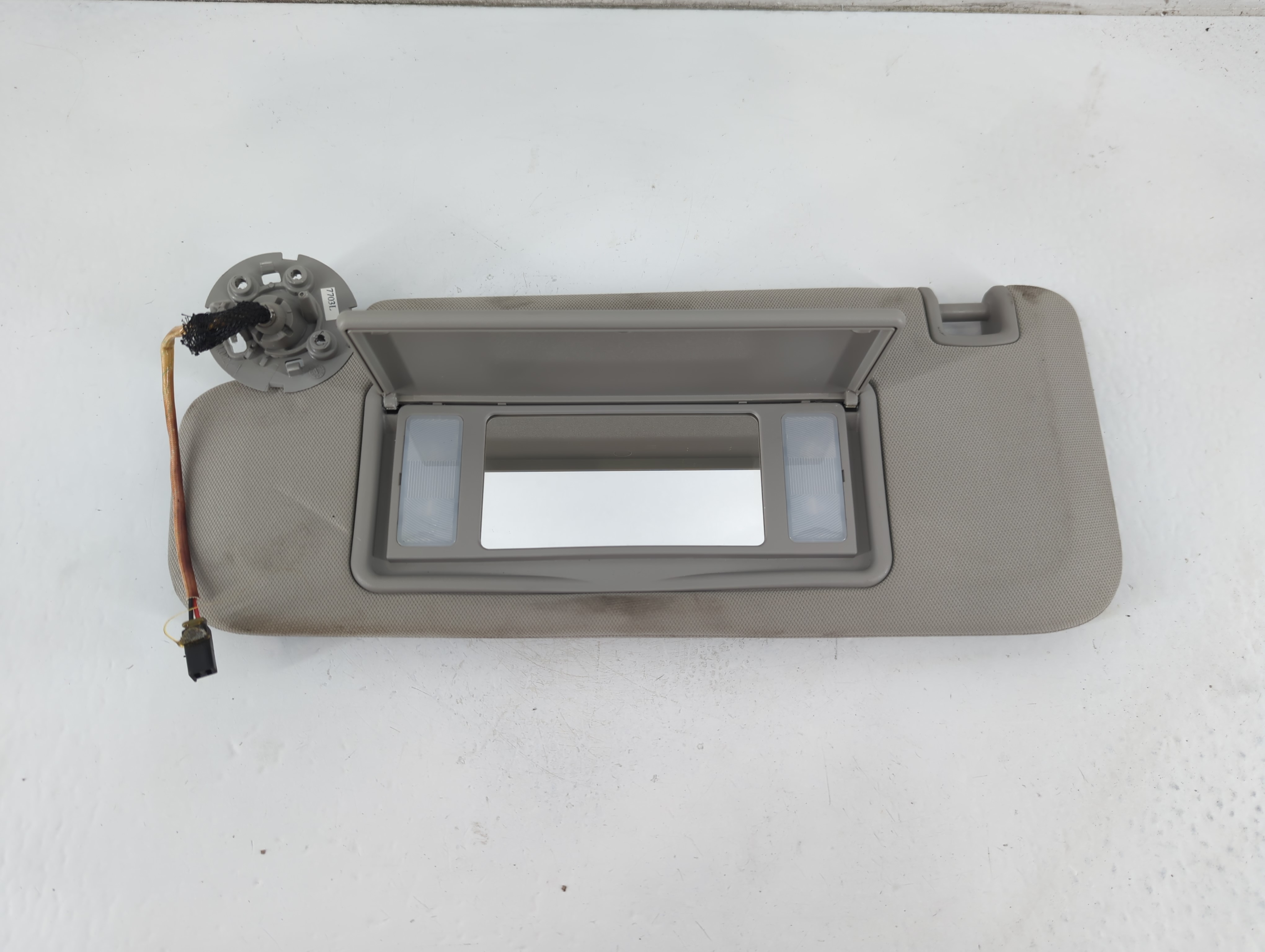 2007-2009 Saturn Aura Driver Sun Visor Mirror Left Sunvisor Grey 1096009 - Oemusedautoparts1.com
