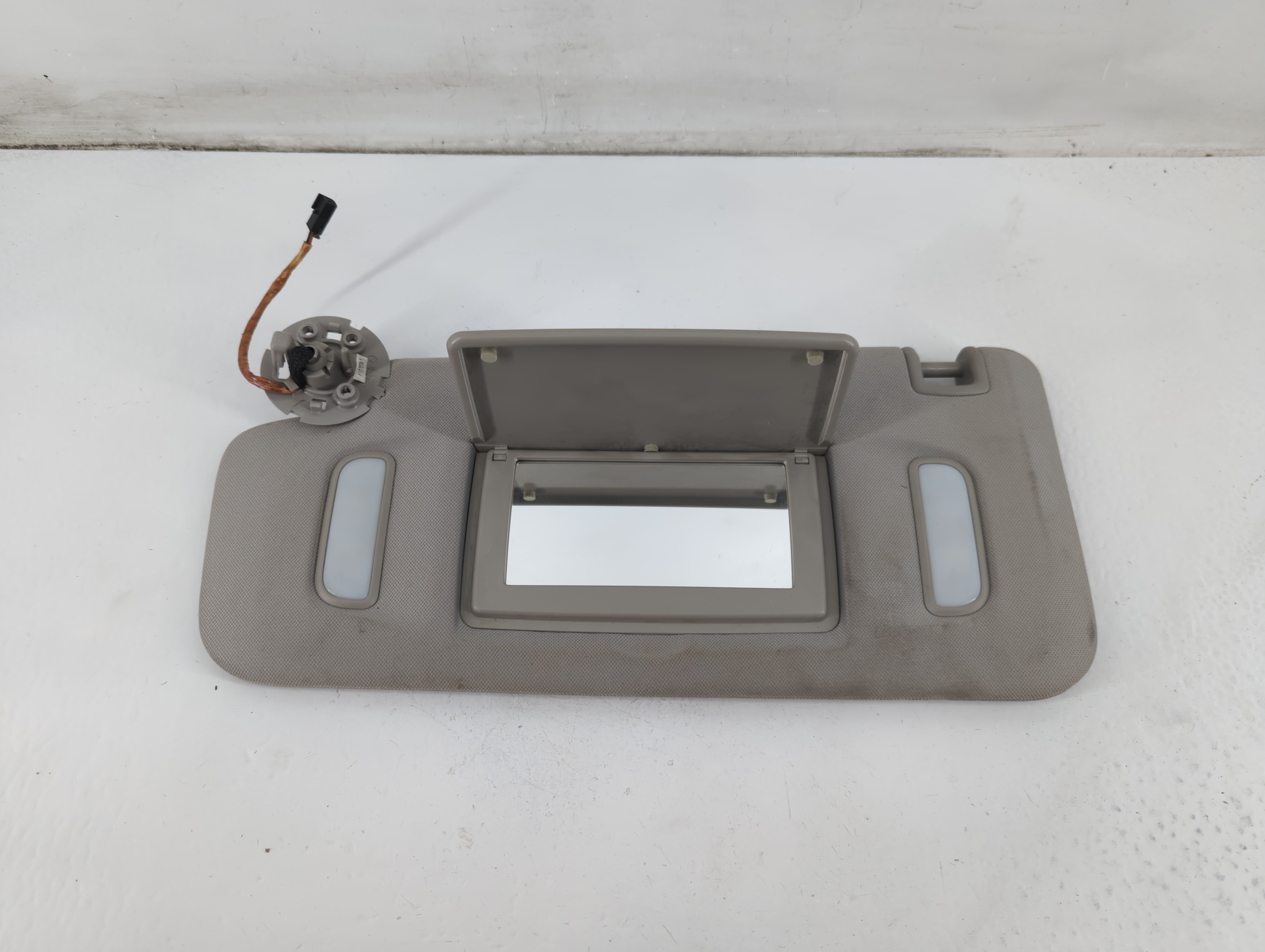 Chevrolet Traverse Driver Sun Visor Mirror Left Sunvisor Grey 1096011 - Oemusedautoparts1.com