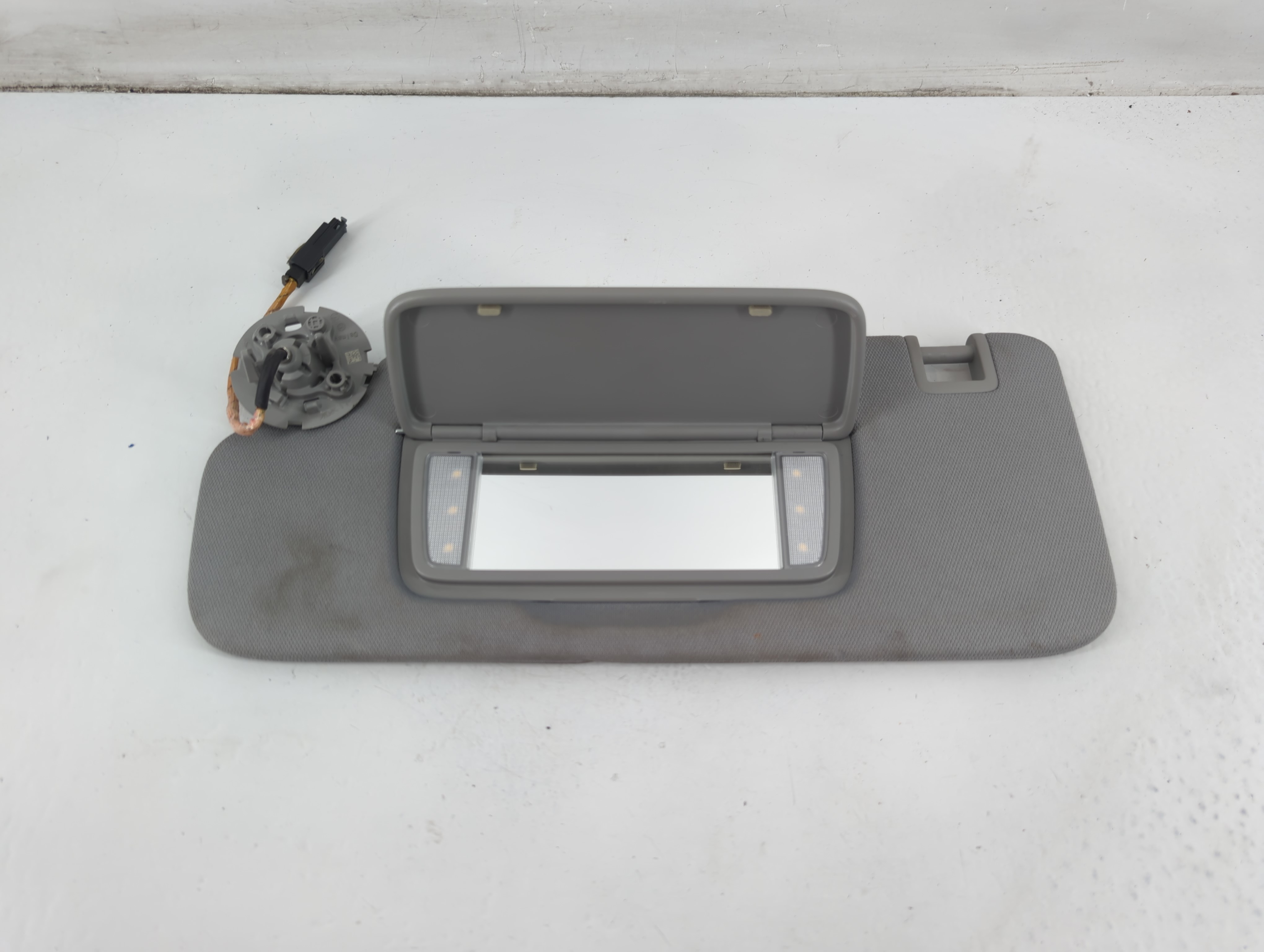 2018-2019 Chevrolet Equinox Driver Sun Visor Mirror Left Sunvisor Grey 1096067 - Oemusedautoparts1.com