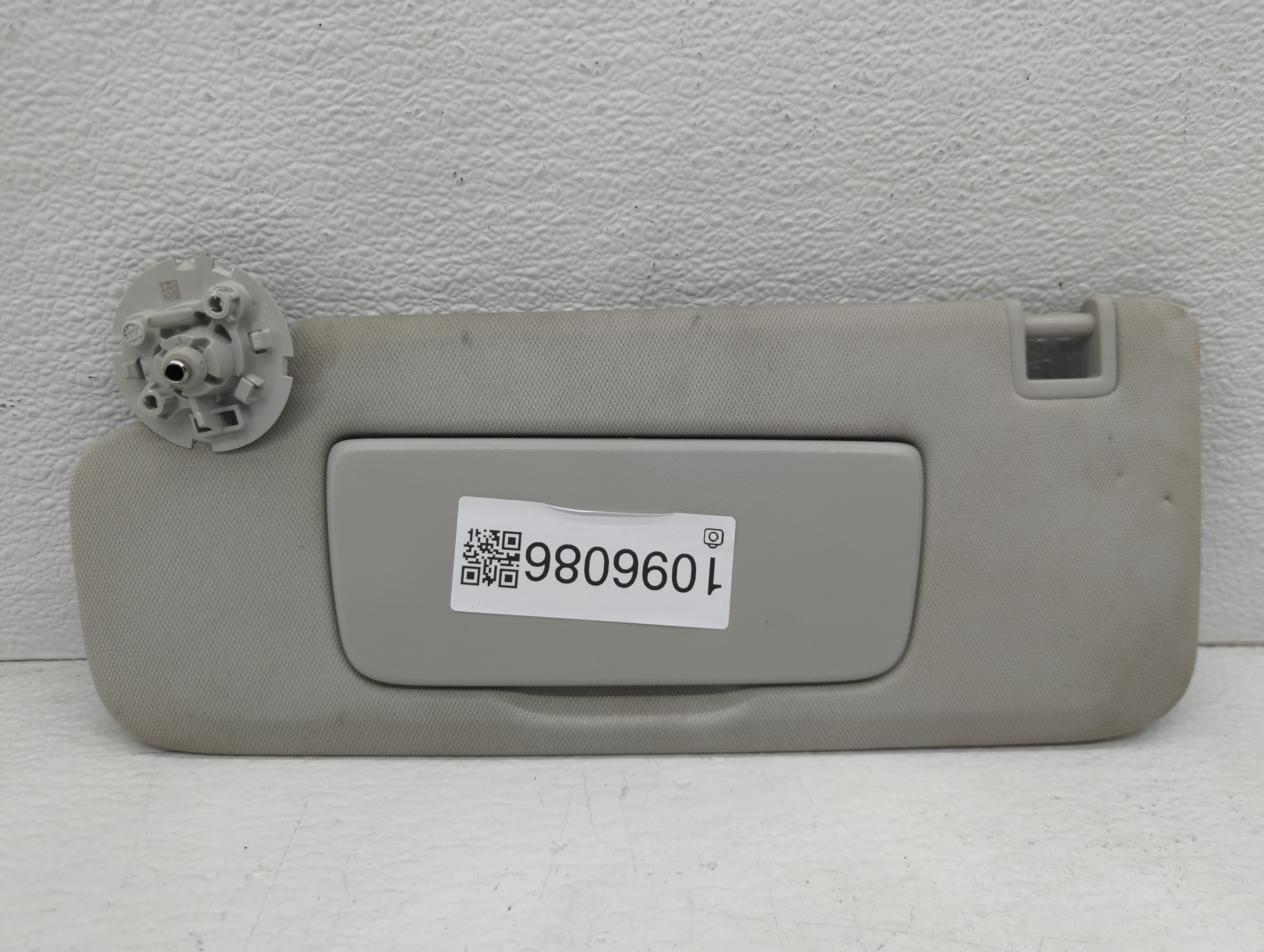 2024 Chevrolet Equinox Passenger Sun Visor Mirror Right Sunvisor Grey 1096086 - Oemusedautoparts1.com