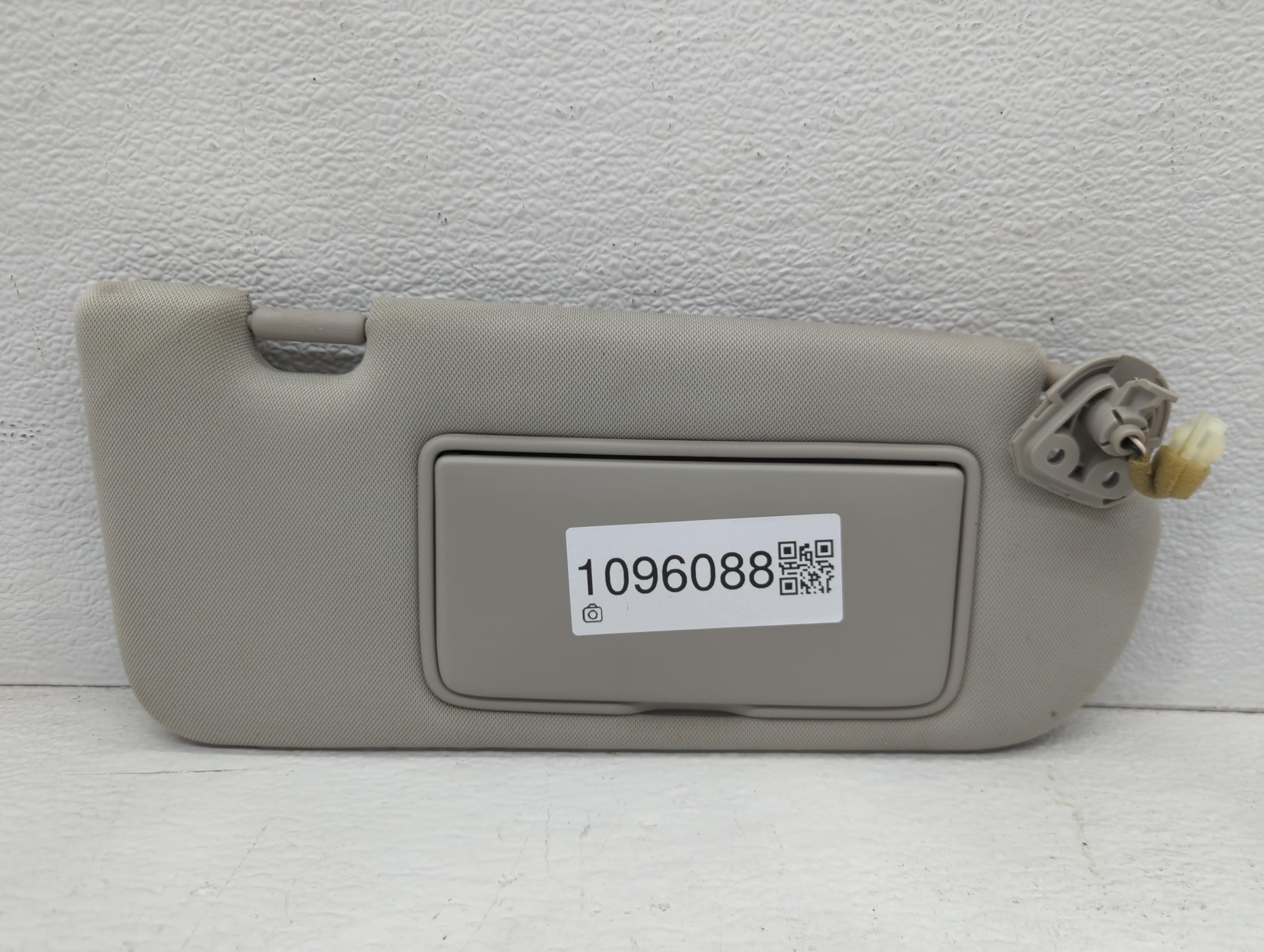 Picture of 2014-2020 Infiniti Q50 Passenger Sun Visor Mirror Right Sunvisor Grey 1096088