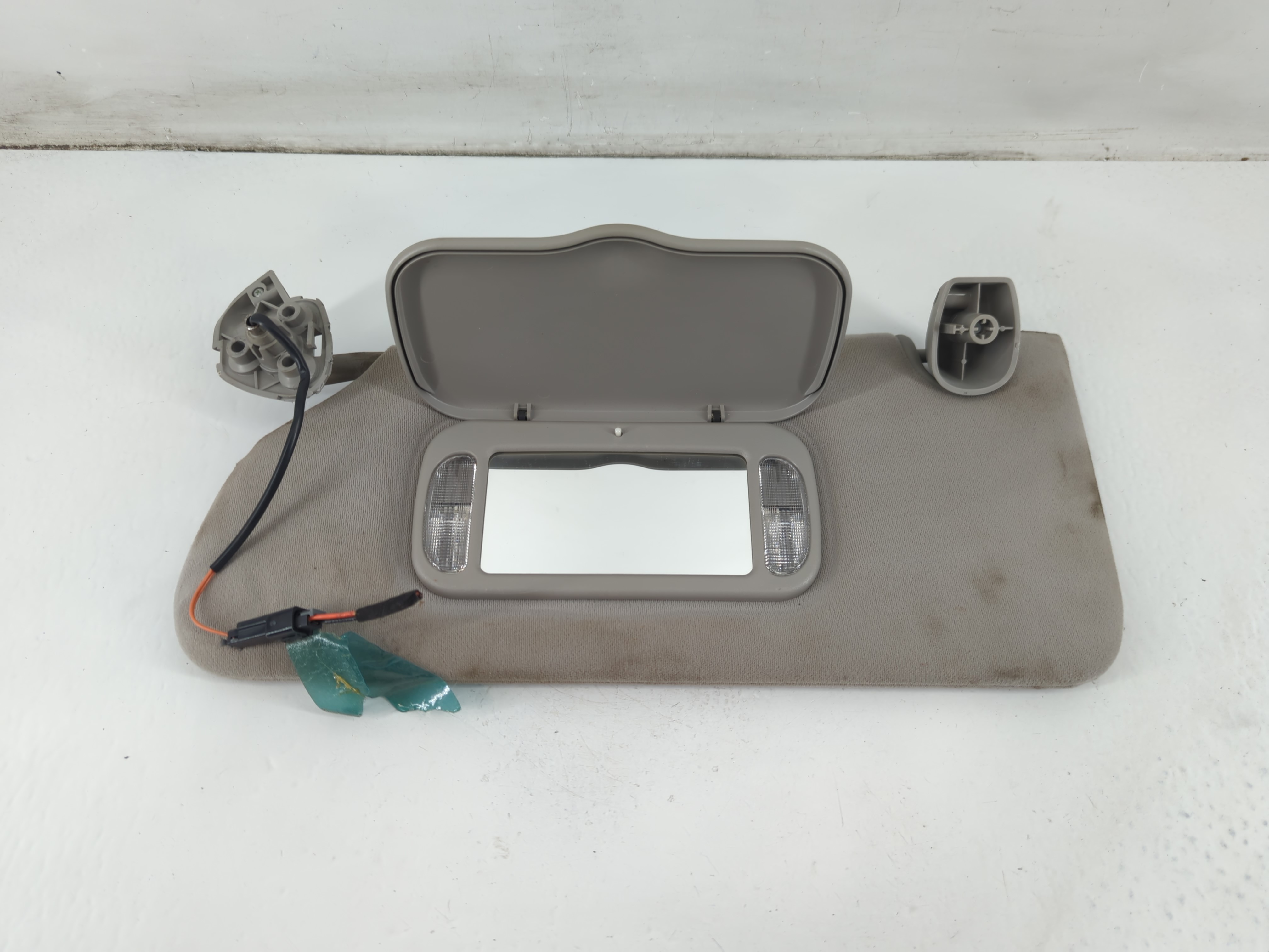 2006-2007 Cadillac Dts Driver Sun Visor Mirror Left Sunvisor Grey 1096122 - Oemusedautoparts1.com