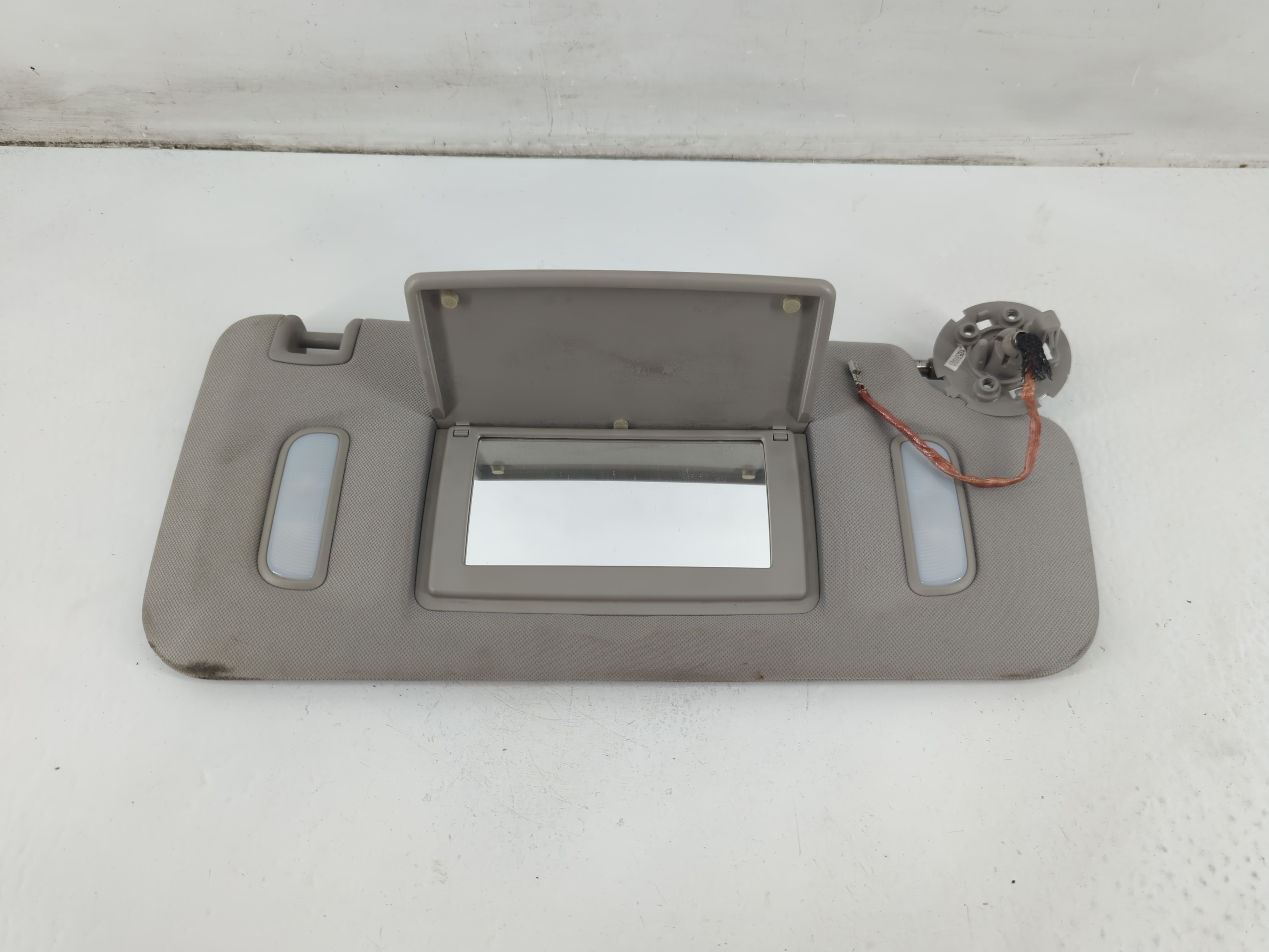 Chevrolet Traverse Driver Sun Visor Mirror Left Sunvisor Grey 1096130 - Oemusedautoparts1.com